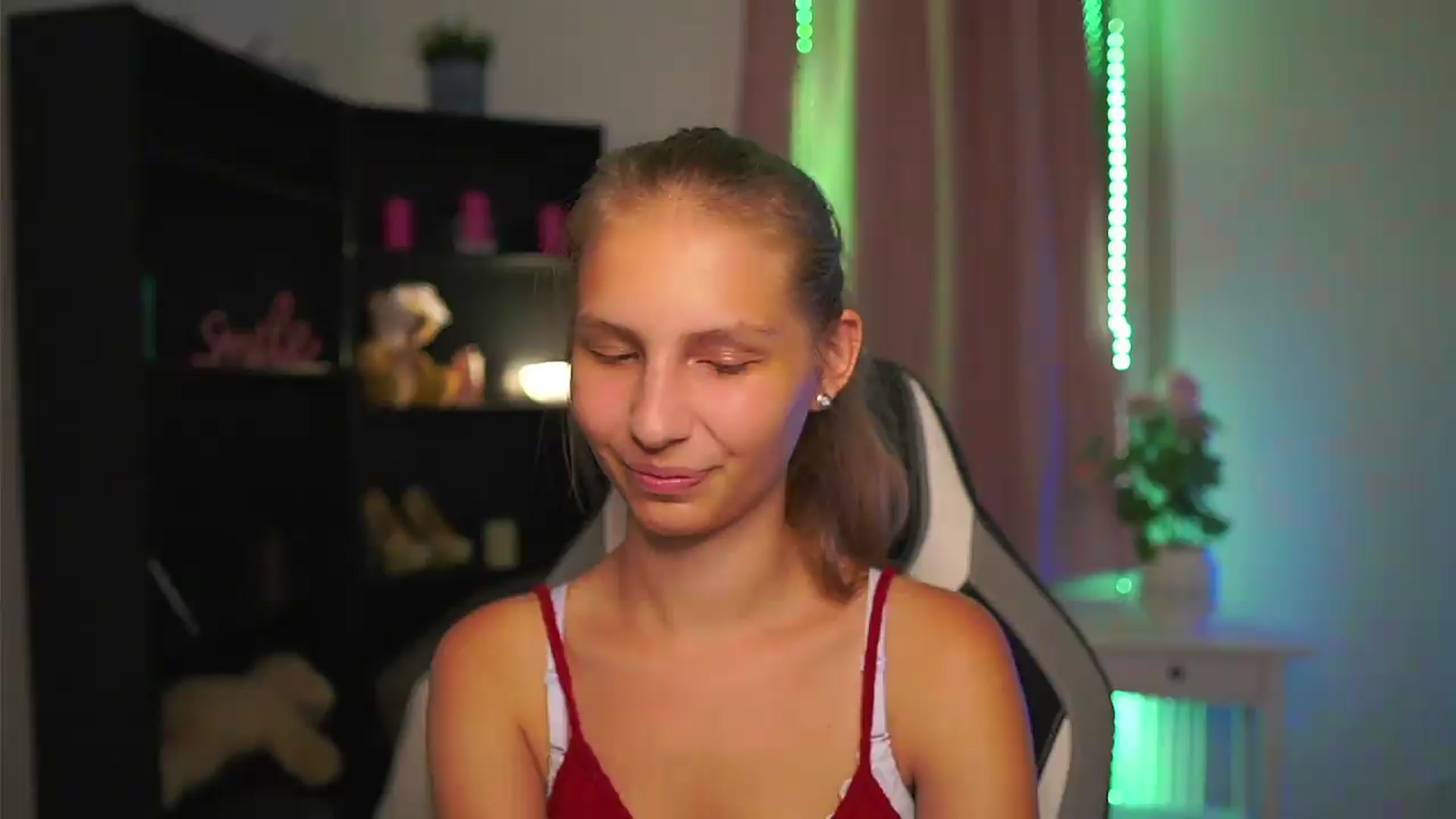 Gallery image thumbnail from Emmie_murray's myfreecams stream on, 08/25/2026, 23:04 image 1 of 20
