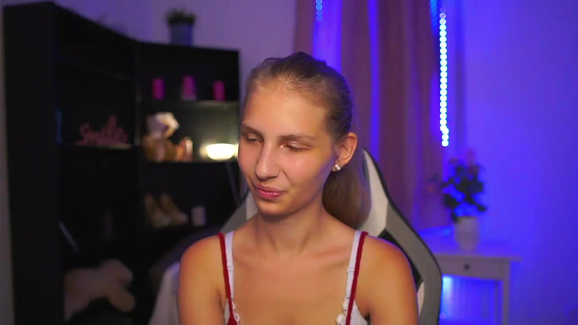 Gallery image thumbnail from Emmie_murray's myfreecams stream on, 08/25/2026, 23:04 image 9 of 20