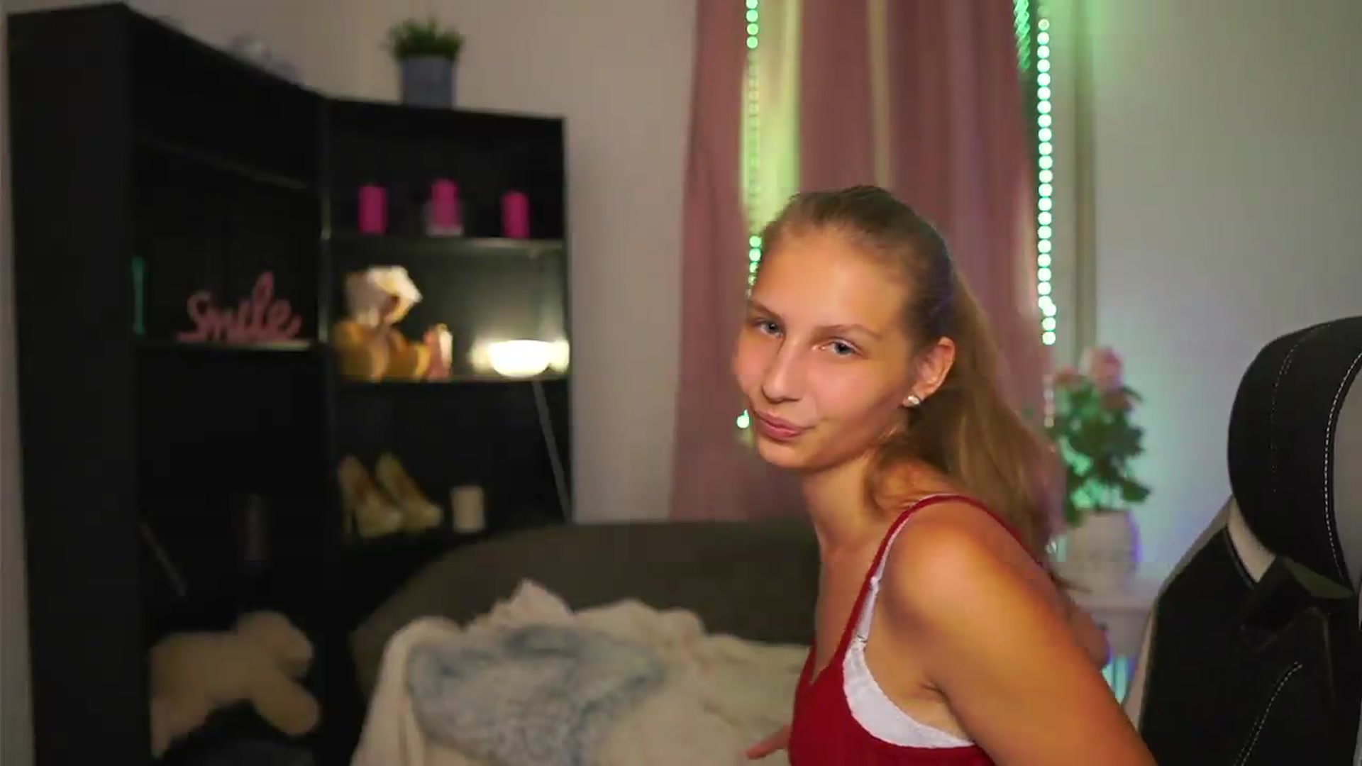Gallery image thumbnail from Emmie_murray's myfreecams stream on, 08/25/2026, 23:04 image 2 of 20