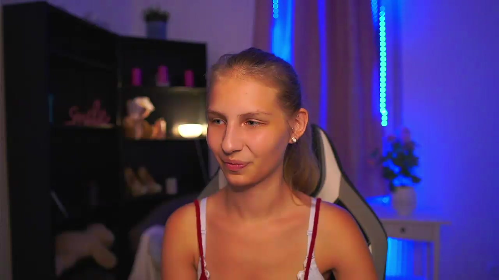 Gallery image thumbnail from Emmie_murray's myfreecams stream on, 08/25/2026, 23:04 image 12 of 20