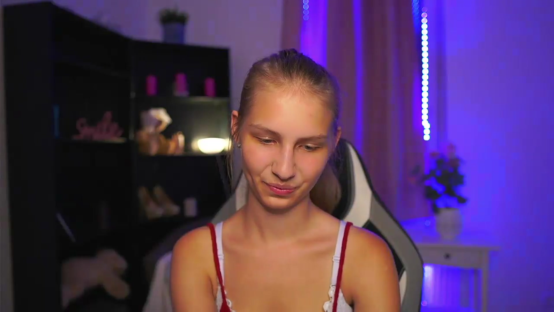 Gallery image thumbnail from Emmie_murray's myfreecams stream on, 08/25/2026, 23:04 image 8 of 20