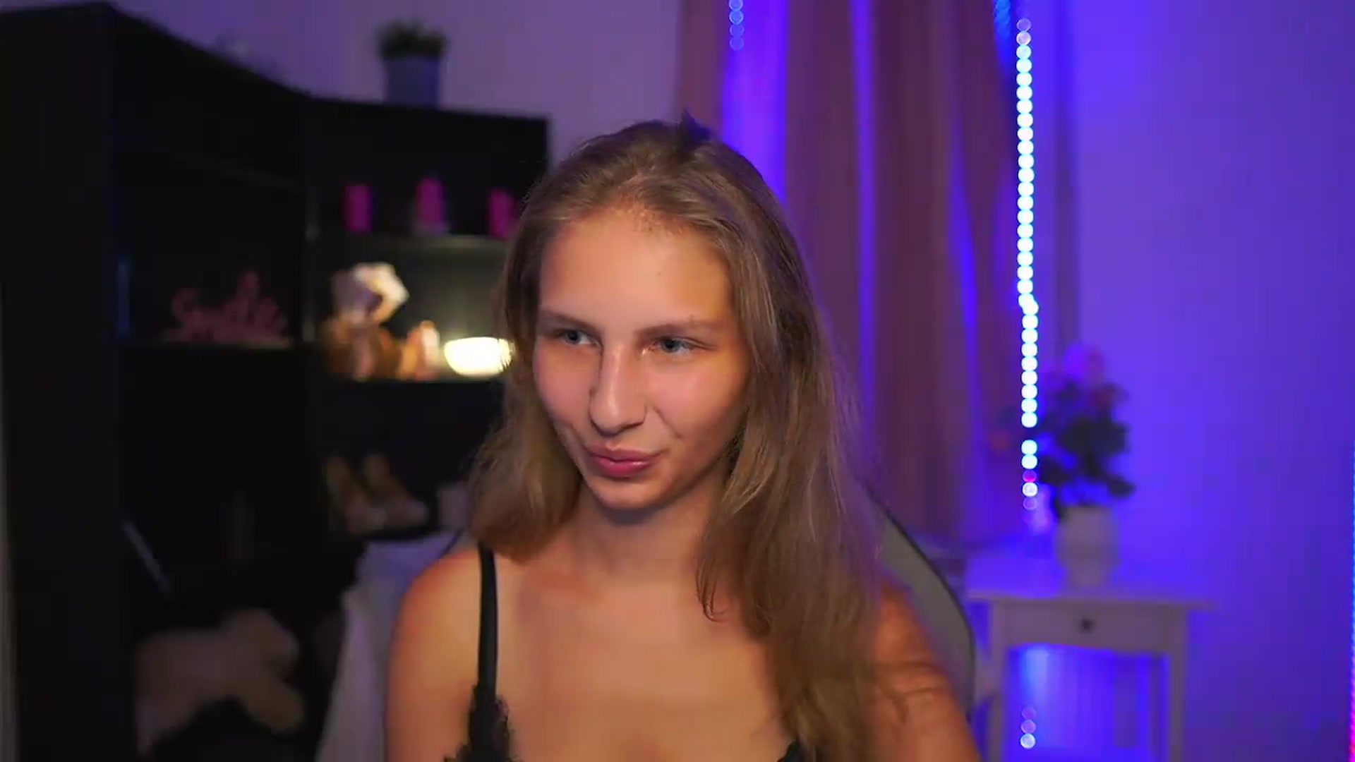 Gallery image thumbnail from Emmie_murray's myfreecams stream on, 08/26/2026, 20:02 image 10 of 20