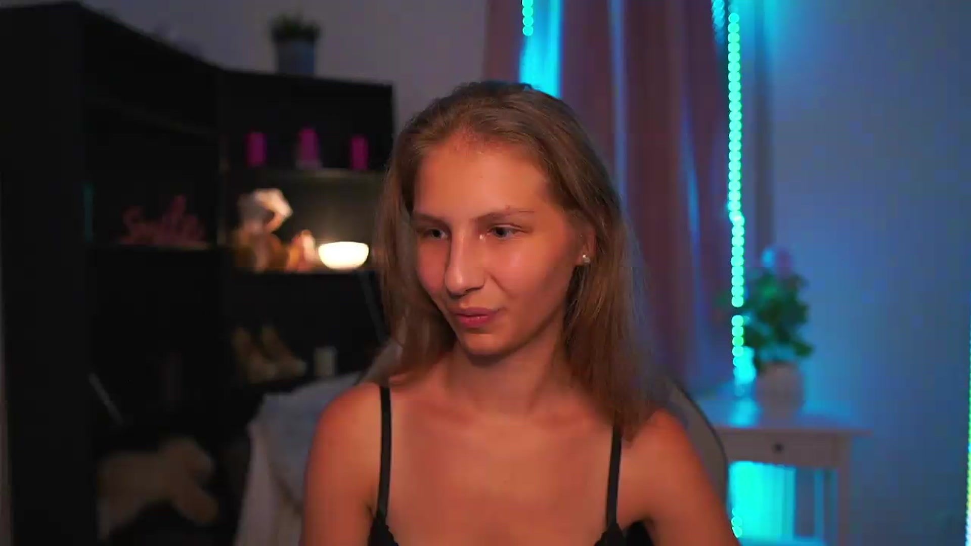 Gallery image thumbnail from Emmie_murray's myfreecams stream on, 08/26/2026, 20:02 image 14 of 20
