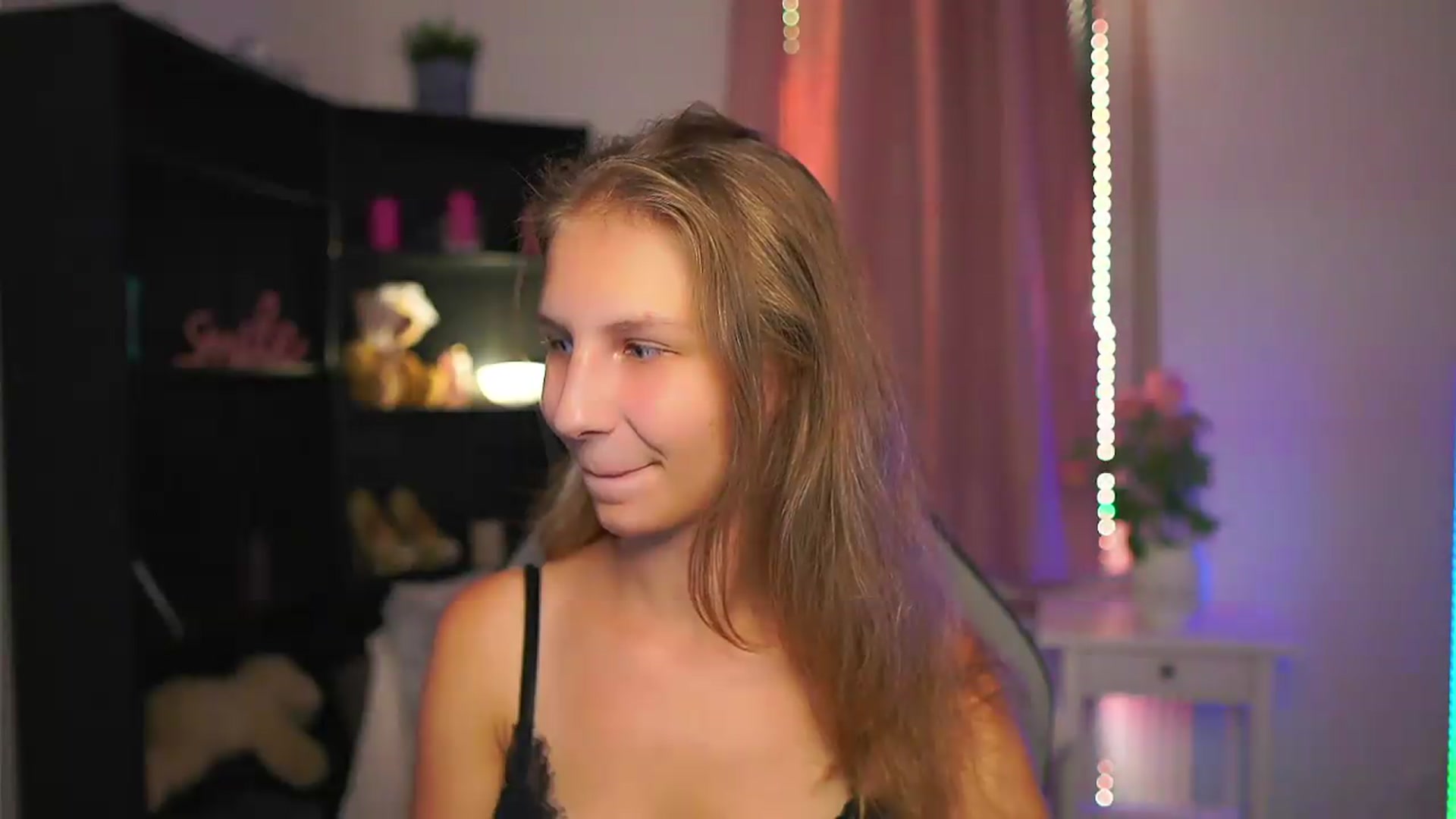 Gallery image thumbnail from Emmie_murray's myfreecams stream on, 08/26/2026, 20:02 image 9 of 20