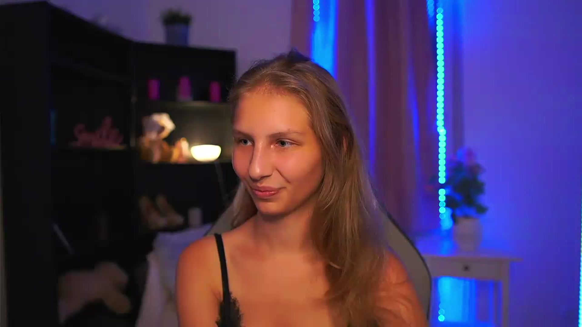 Gallery image thumbnail from Emmie_murray's myfreecams stream on, 08/26/2026, 20:02 image 11 of 20