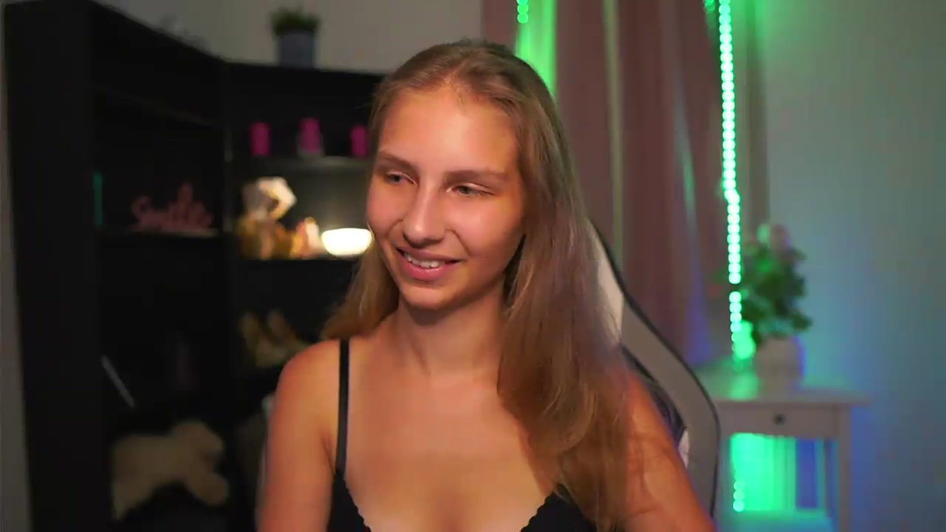 Gallery image thumbnail from Emmie_murray's myfreecams stream on, 08/26/2026, 22:55 image 18 of 20
