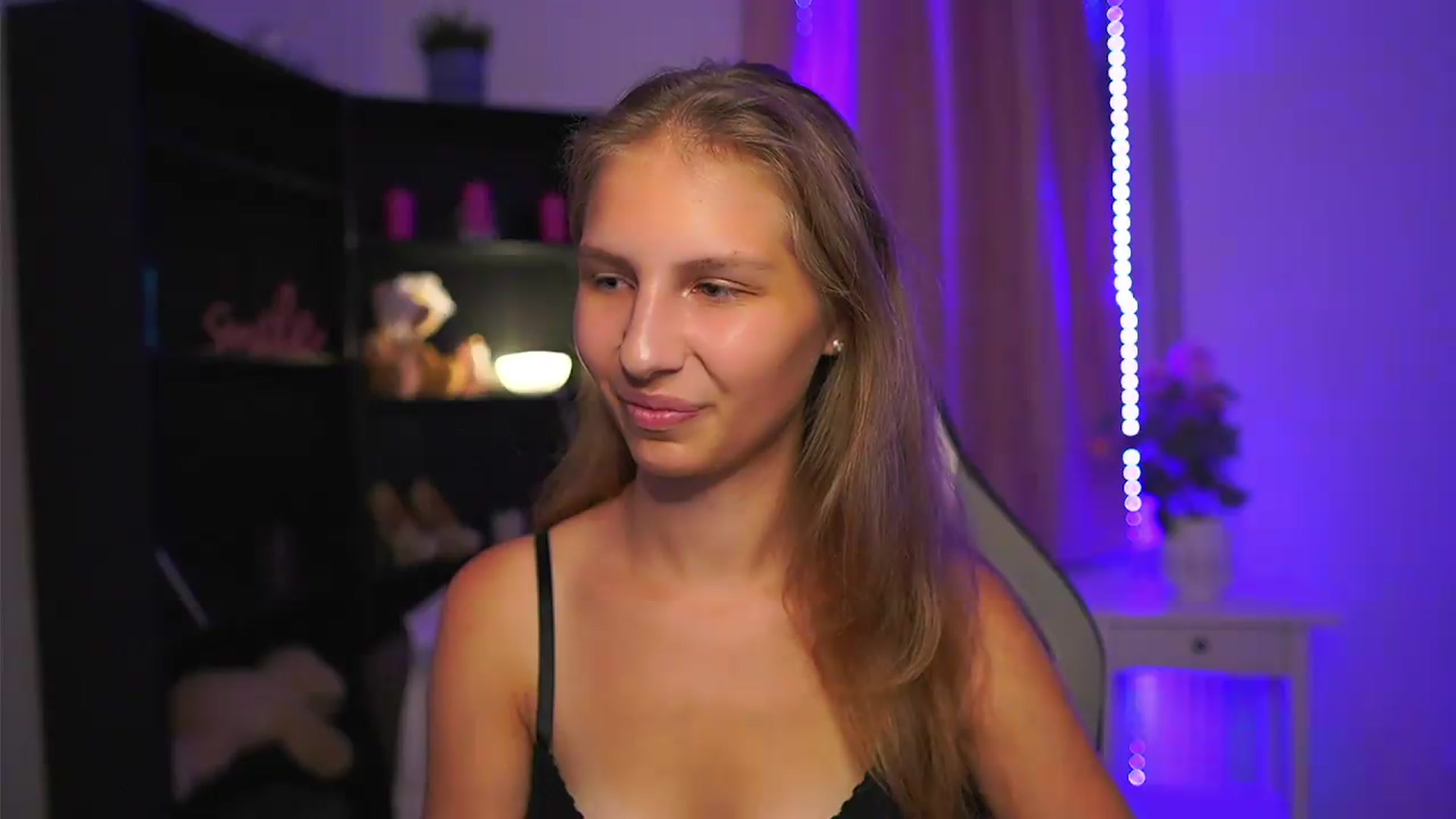 Gallery image thumbnail from Emmie_murray's myfreecams stream on, 08/26/2026, 22:55 image 20 of 20