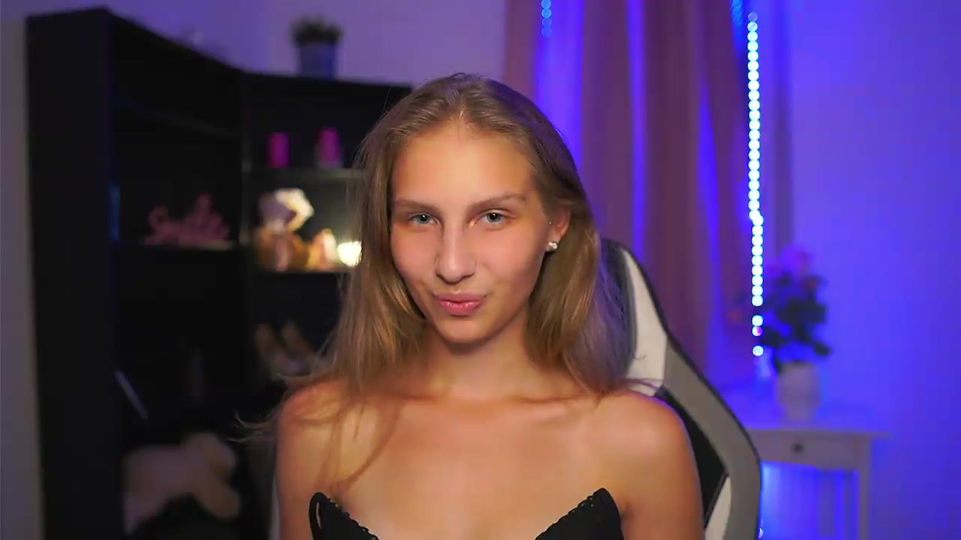 Gallery image thumbnail from Emmie_murray's myfreecams stream on, 08/27/2026, 20:24 image 17 of 20