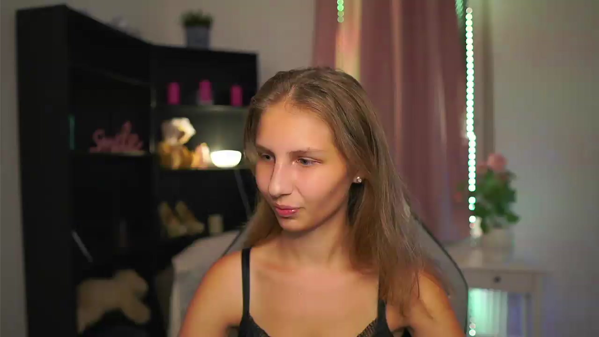 Gallery image thumbnail from Emmie_murray's myfreecams stream on, 08/27/2026, 20:24 image 1 of 20