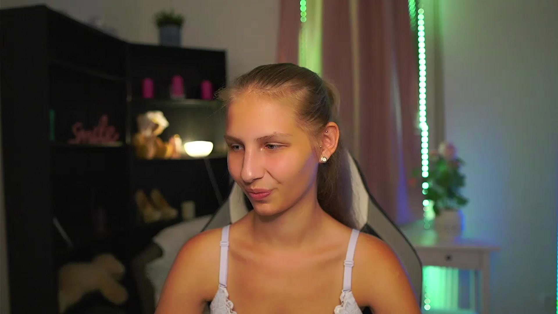 Gallery image thumbnail from Emmie_murray's myfreecams stream on, 08/28/2026, 21:51 image 19 of 20