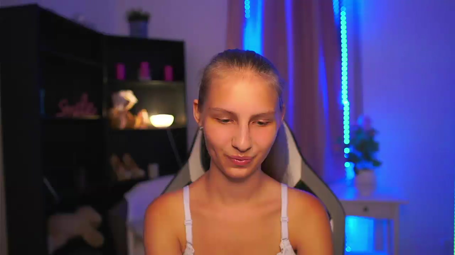 Gallery image thumbnail from Emmie_murray's myfreecams stream on, 08/28/2026, 21:51 image 5 of 20