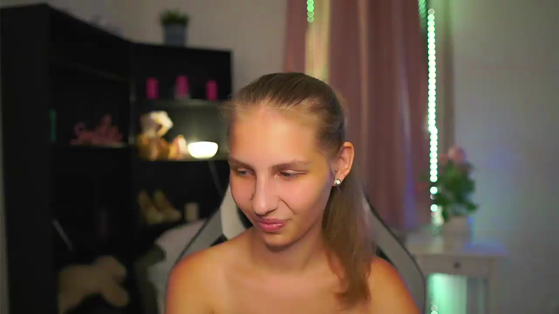 Gallery image thumbnail from Emmie_murray's myfreecams stream on, 08/28/2026, 22:41 image 14 of 20