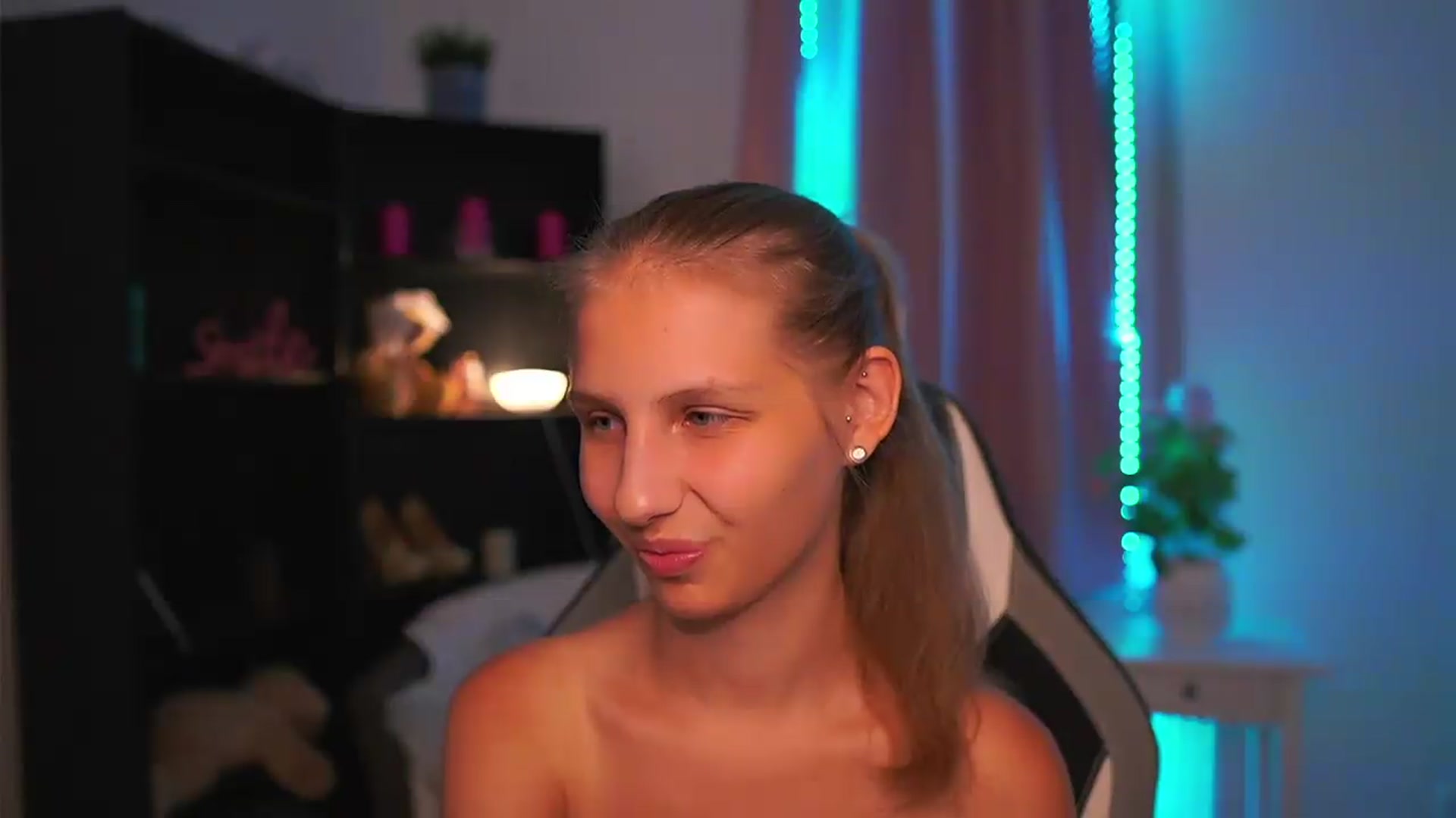 Gallery image thumbnail from Emmie_murray's myfreecams stream on, 08/28/2026, 22:41 image 13 of 20