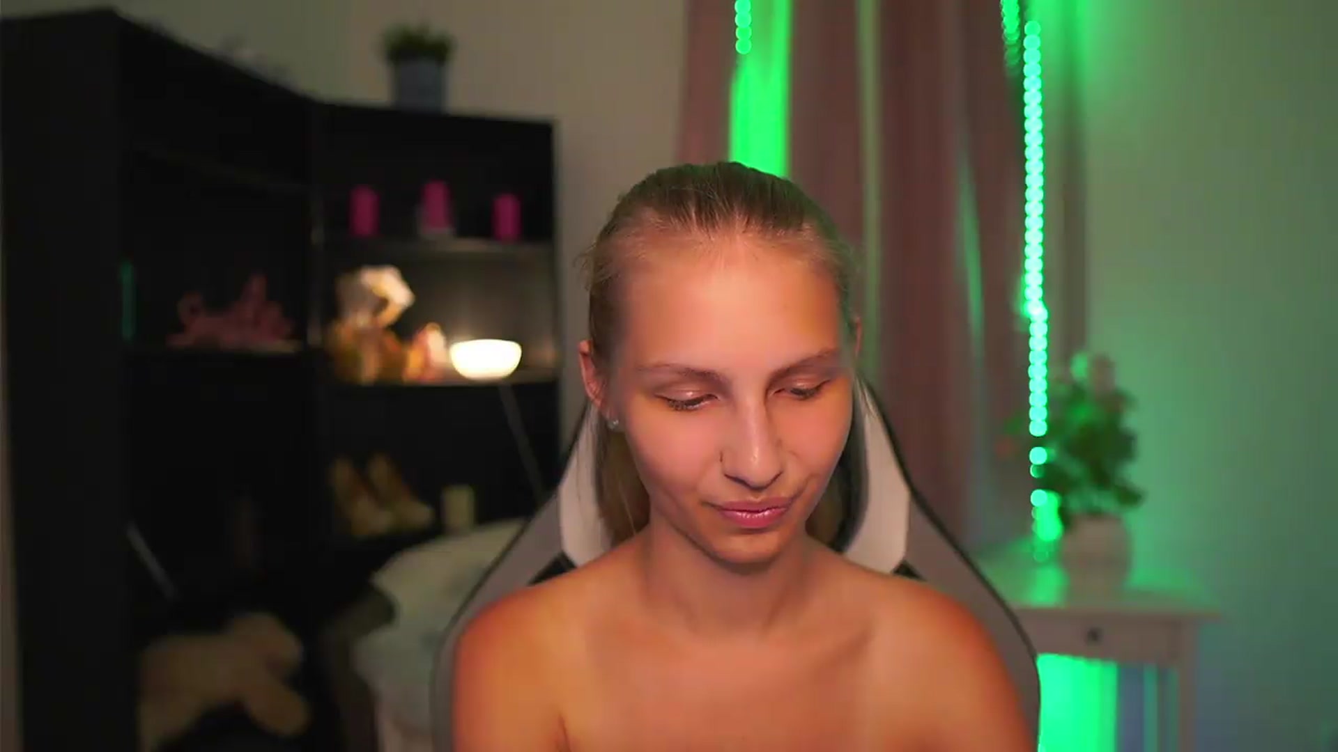 Gallery image thumbnail from Emmie_murray's myfreecams stream on, 08/28/2026, 22:41 image 8 of 20