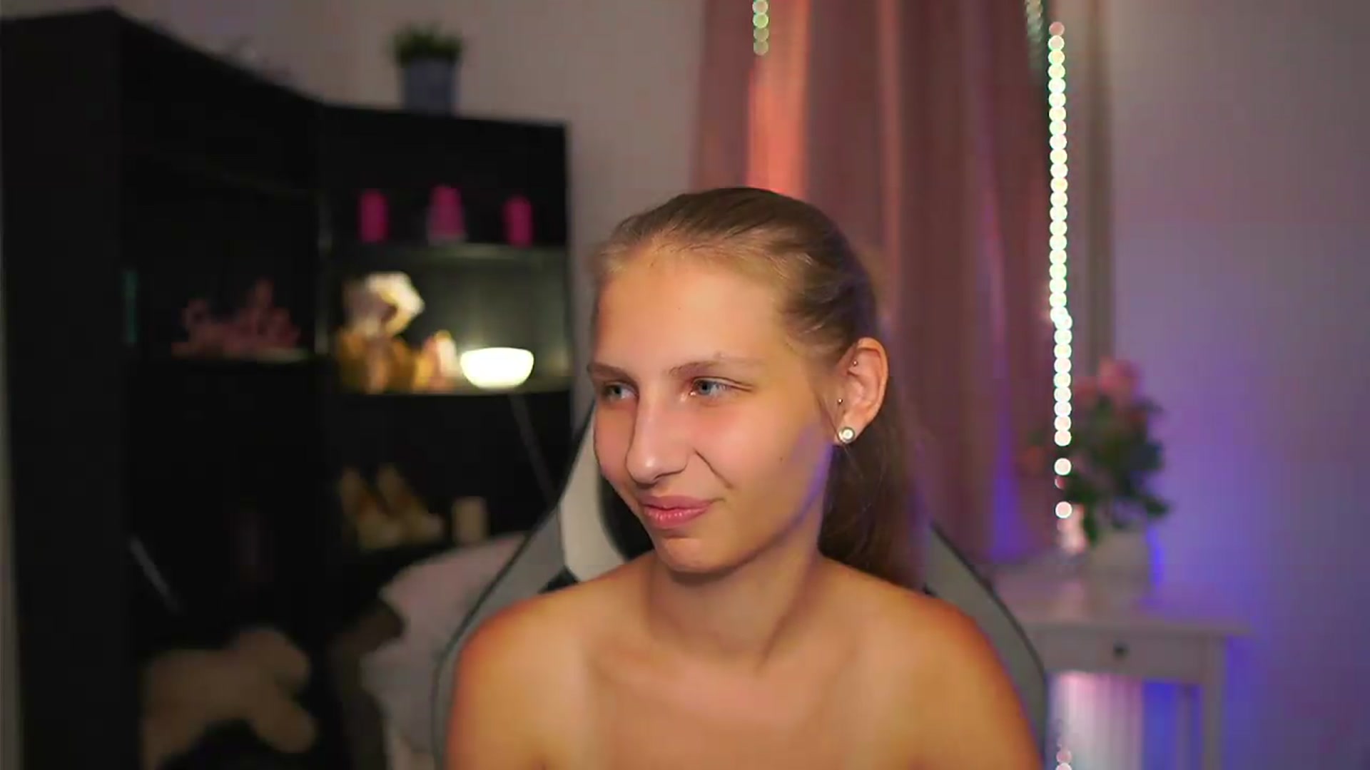 Gallery image thumbnail from Emmie_murray's myfreecams stream on, 08/28/2026, 22:41 image 19 of 20