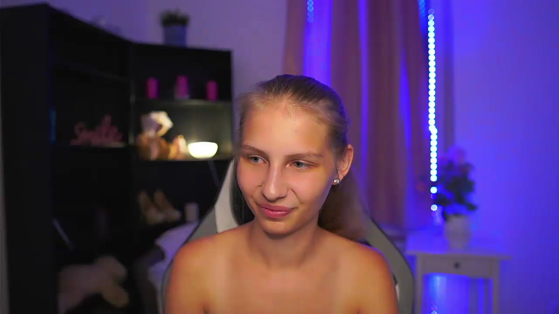 Gallery image thumbnail from Emmie_murray's myfreecams stream on, 08/28/2026, 22:41 image 10 of 20