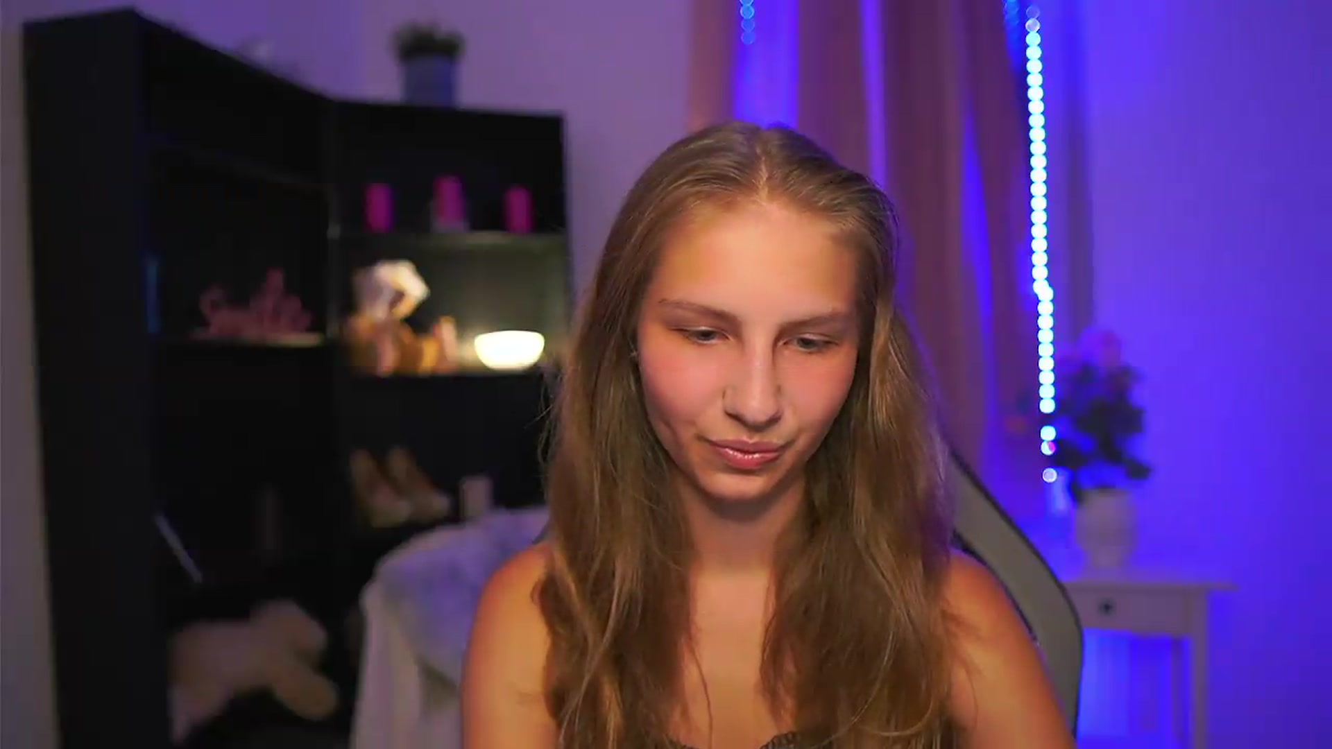 Gallery image thumbnail from Emmie_murray's myfreecams stream on, 08/29/2026, 19:28 image 4 of 20