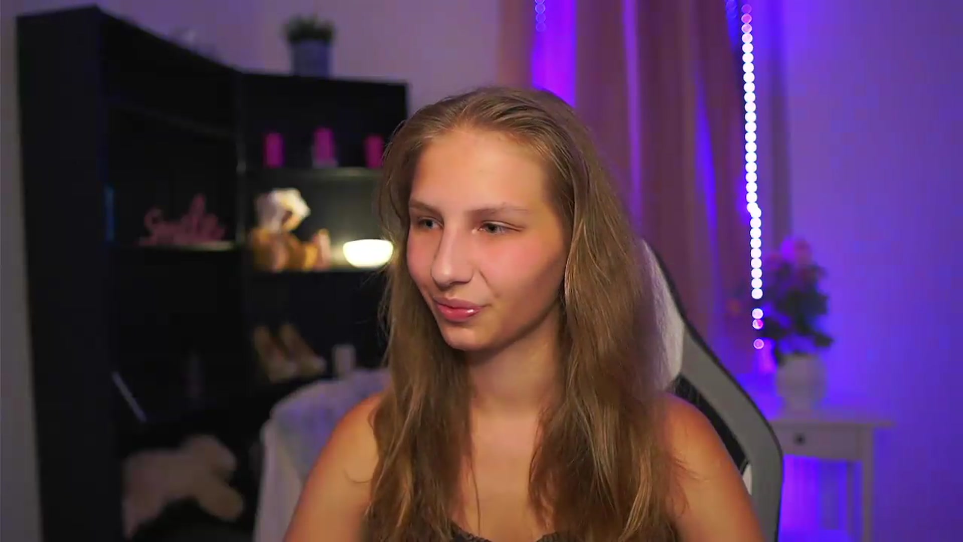 Gallery image thumbnail from Emmie_murray's myfreecams stream on, 08/29/2026, 19:28 image 2 of 20