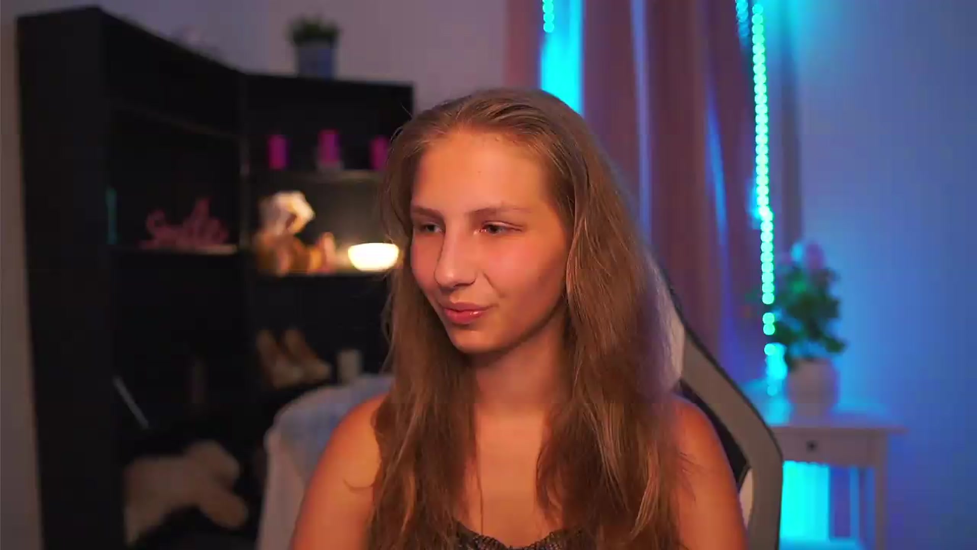 Gallery image thumbnail from Emmie_murray's myfreecams stream on, 08/29/2026, 19:28 image 1 of 20