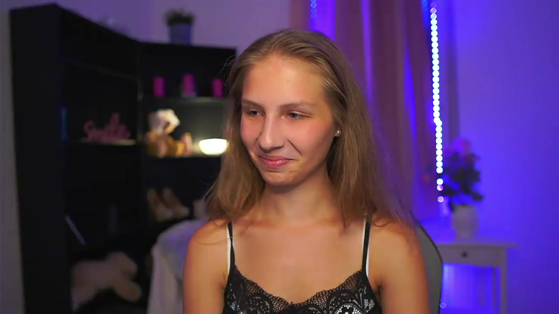 Gallery image thumbnail from Emmie_murray's myfreecams stream on, 08/29/2026, 19:28 image 11 of 20