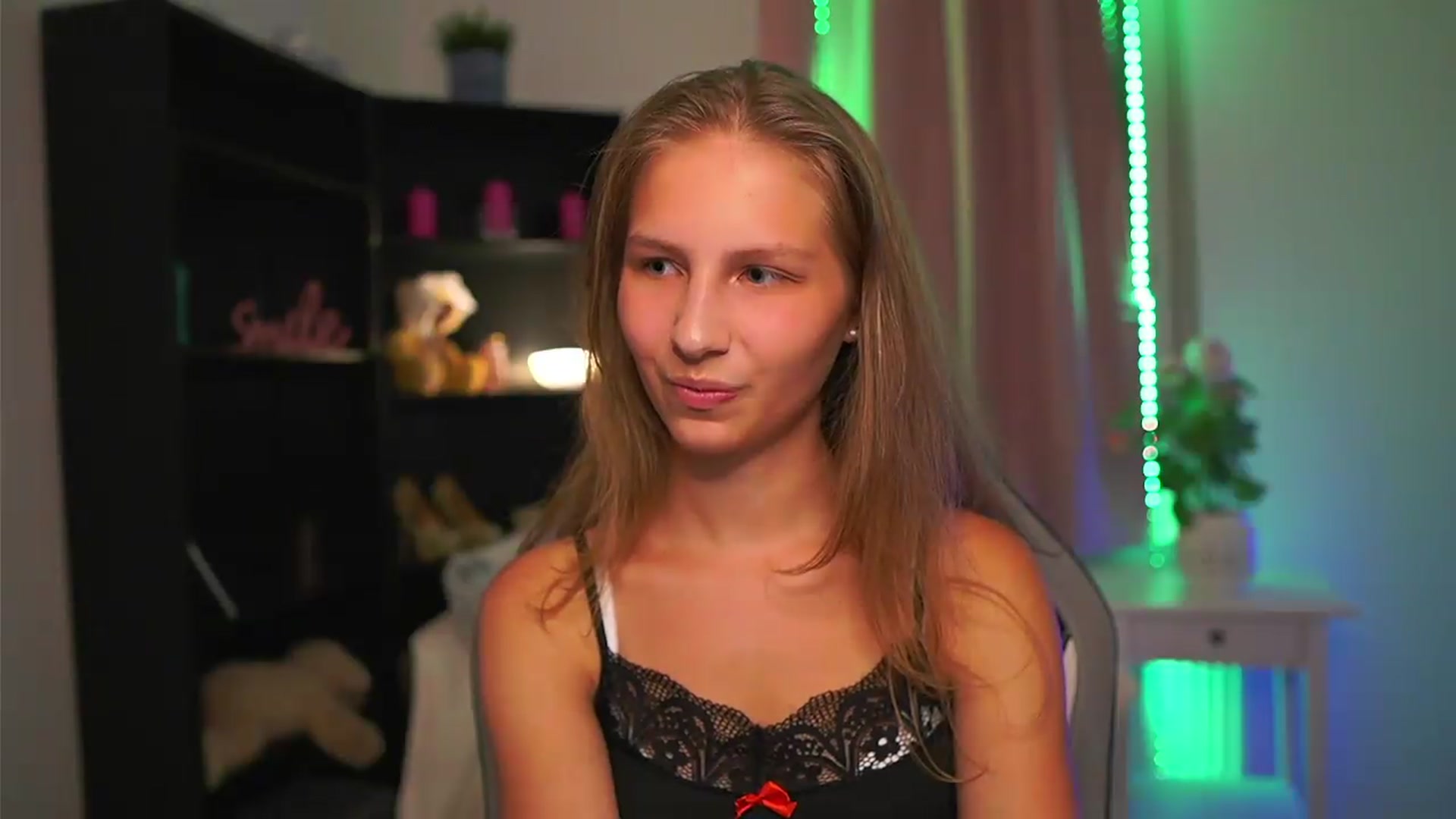 Gallery image thumbnail from Emmie_murray's myfreecams stream on, 08/29/2026, 21:28 image 3 of 20
