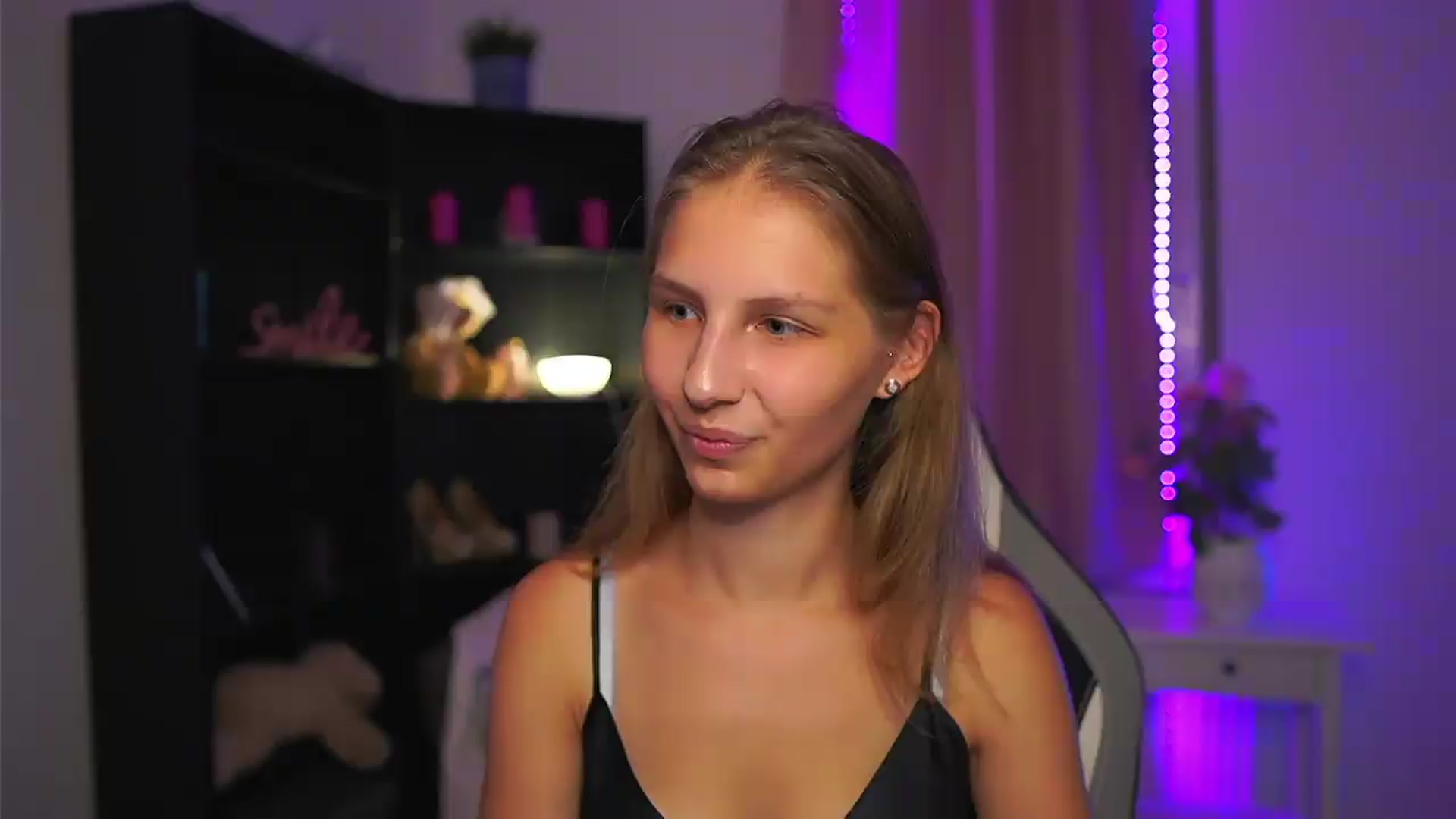 Gallery image thumbnail from Emmie_murray's myfreecams stream on, 08/31/2026, 17:54 image 13 of 20