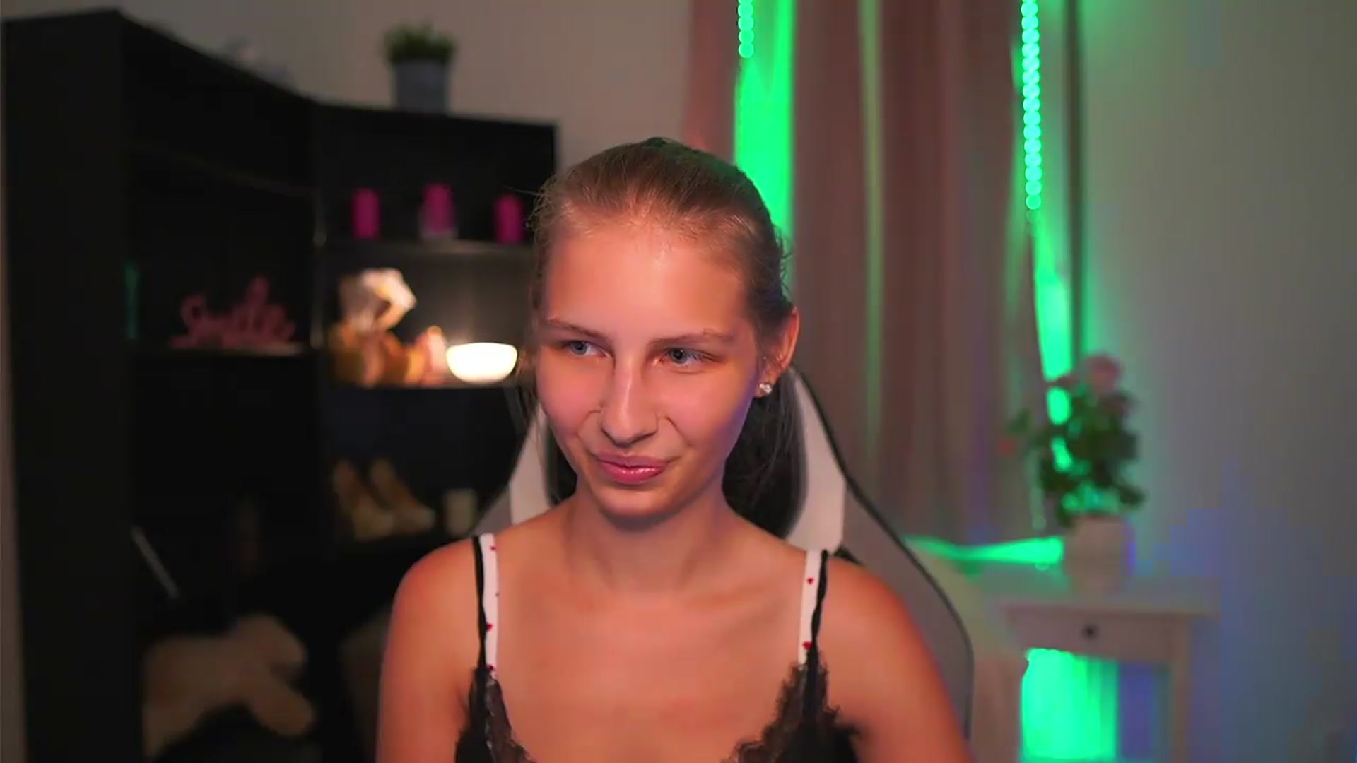 Gallery image thumbnail from Emmie_murray's myfreecams stream on, 09/05/2026, 21:15 image 6 of 20