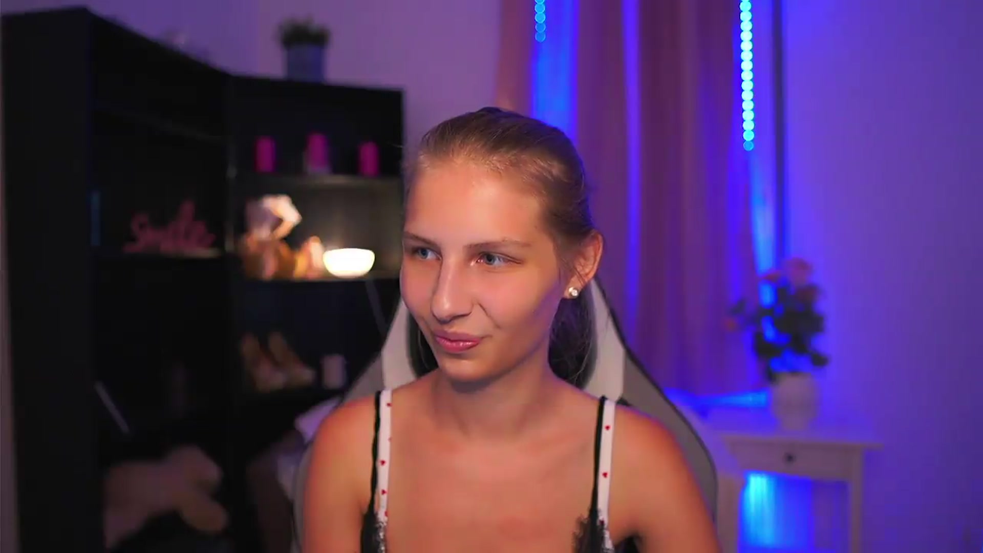 Gallery image thumbnail from Emmie_murray's myfreecams stream on, 09/05/2026, 21:15 image 11 of 20
