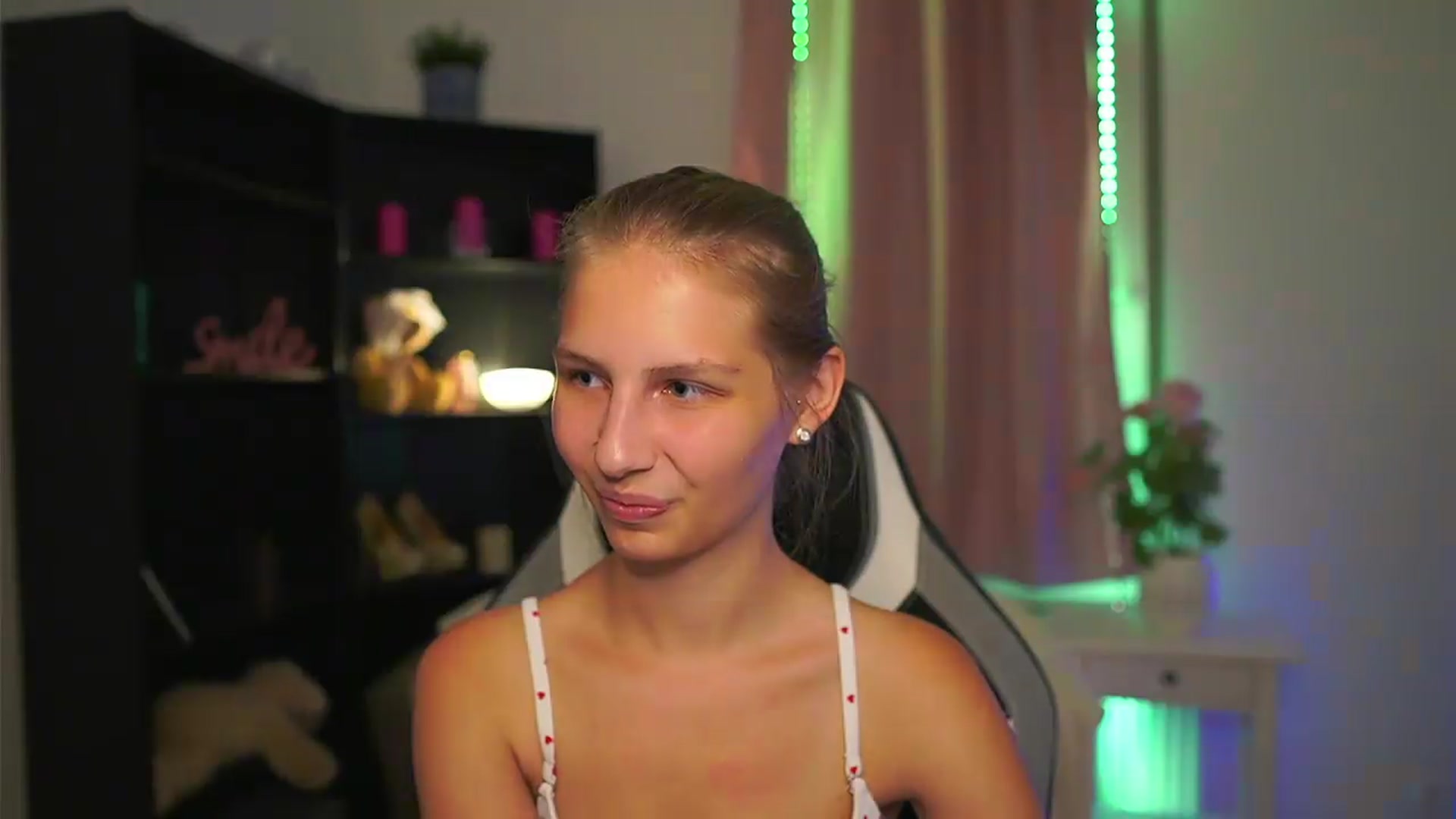 Gallery image thumbnail from Emmie_murray's myfreecams stream on, 09/05/2026, 21:15 image 3 of 20