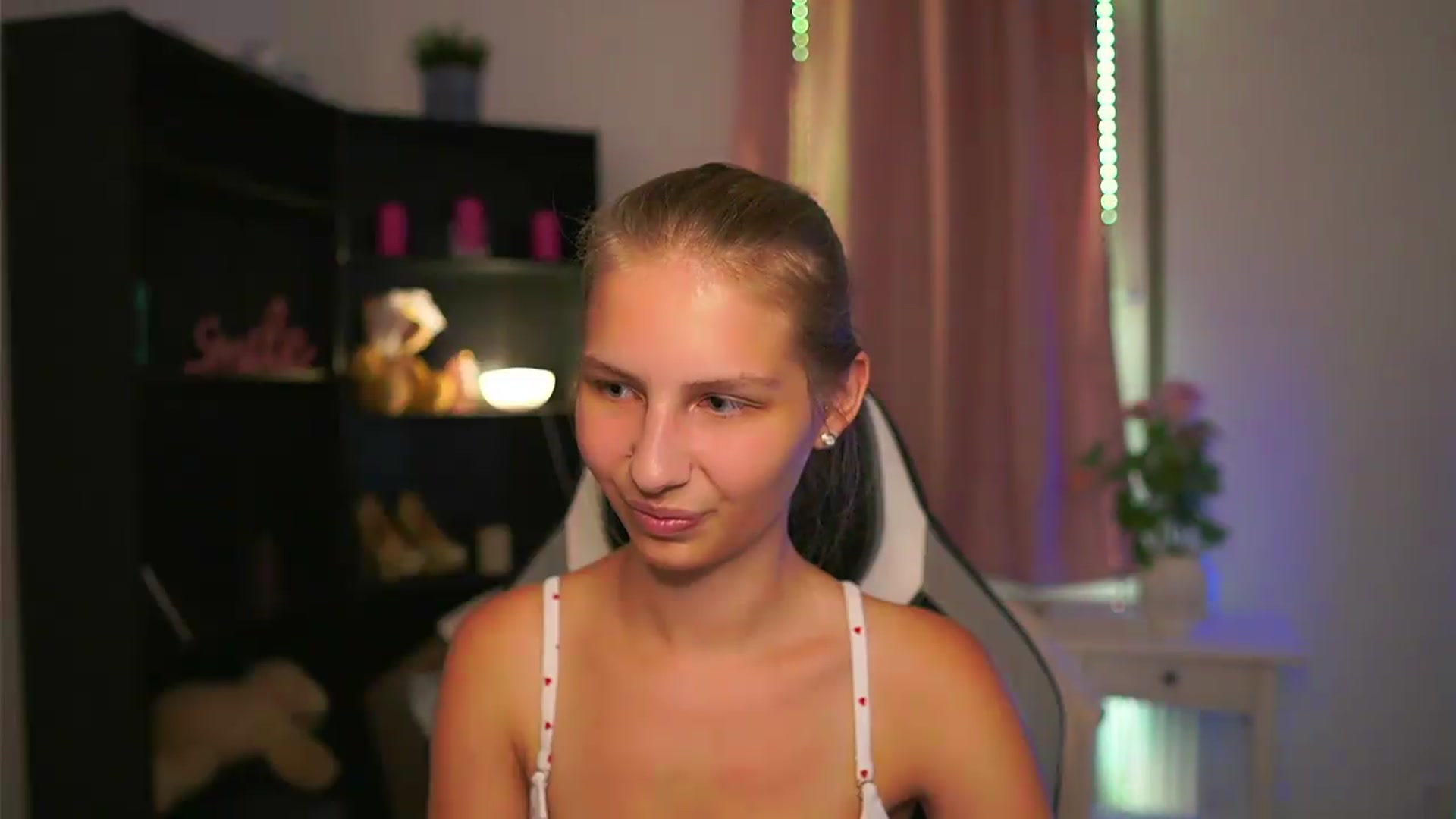 Gallery image thumbnail from Emmie_murray's myfreecams stream on, 09/05/2026, 21:15 image 2 of 20