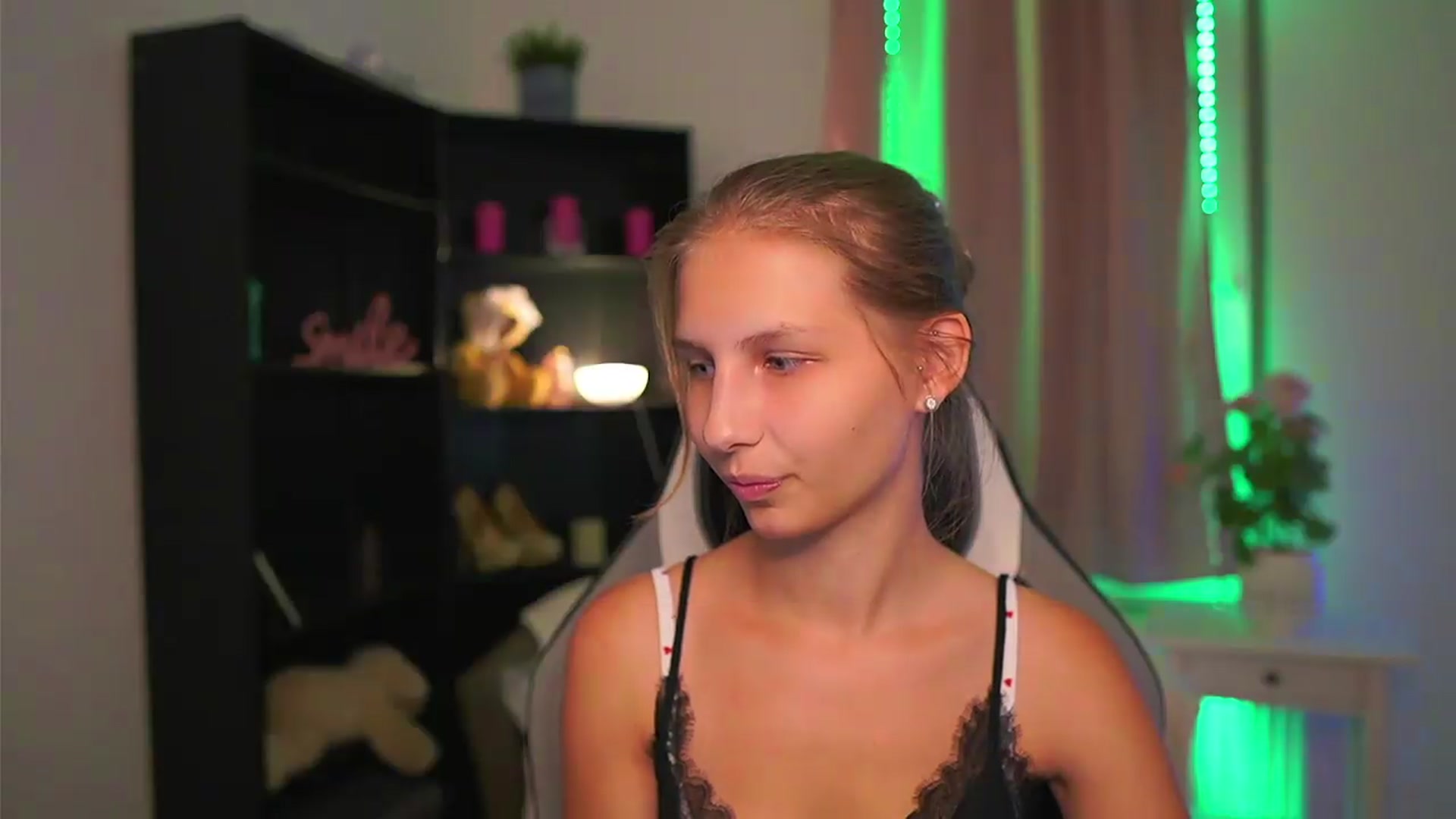 Gallery image thumbnail from Emmie_murray's myfreecams stream on, 09/05/2026, 22:49 image 2 of 20