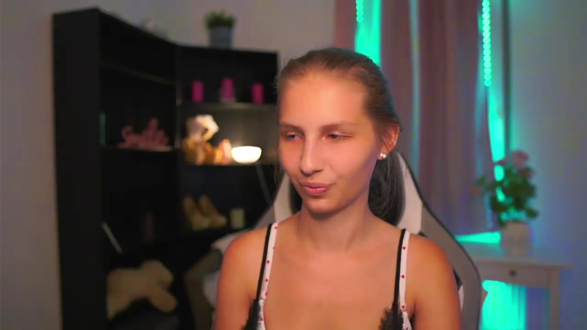 Gallery image thumbnail from Emmie_murray's myfreecams stream on, 09/05/2026, 22:49 image 20 of 20