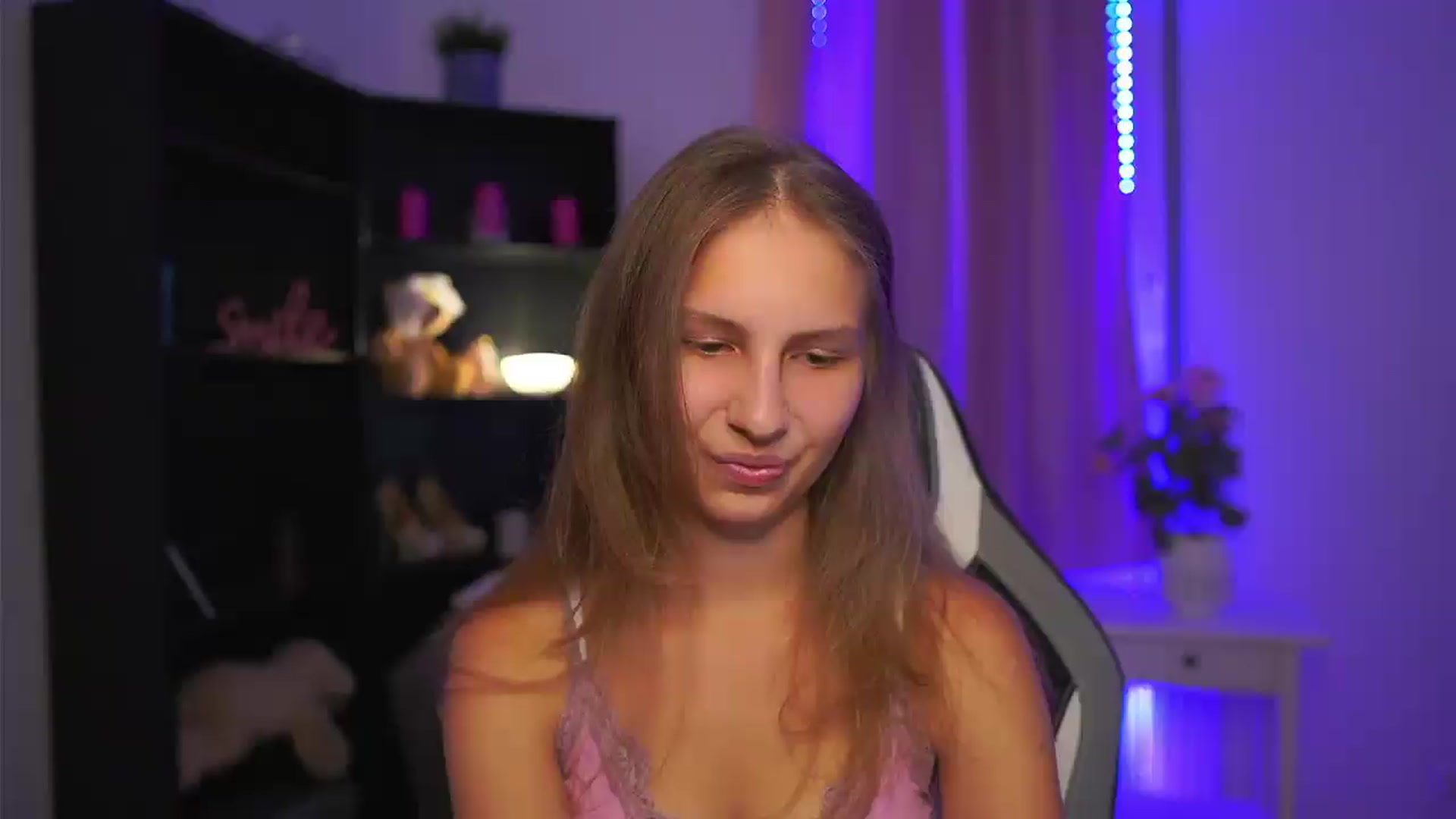 Gallery image thumbnail from Emmie_murray's myfreecams stream on, 09/06/2026, 16:19 image 1 of 20