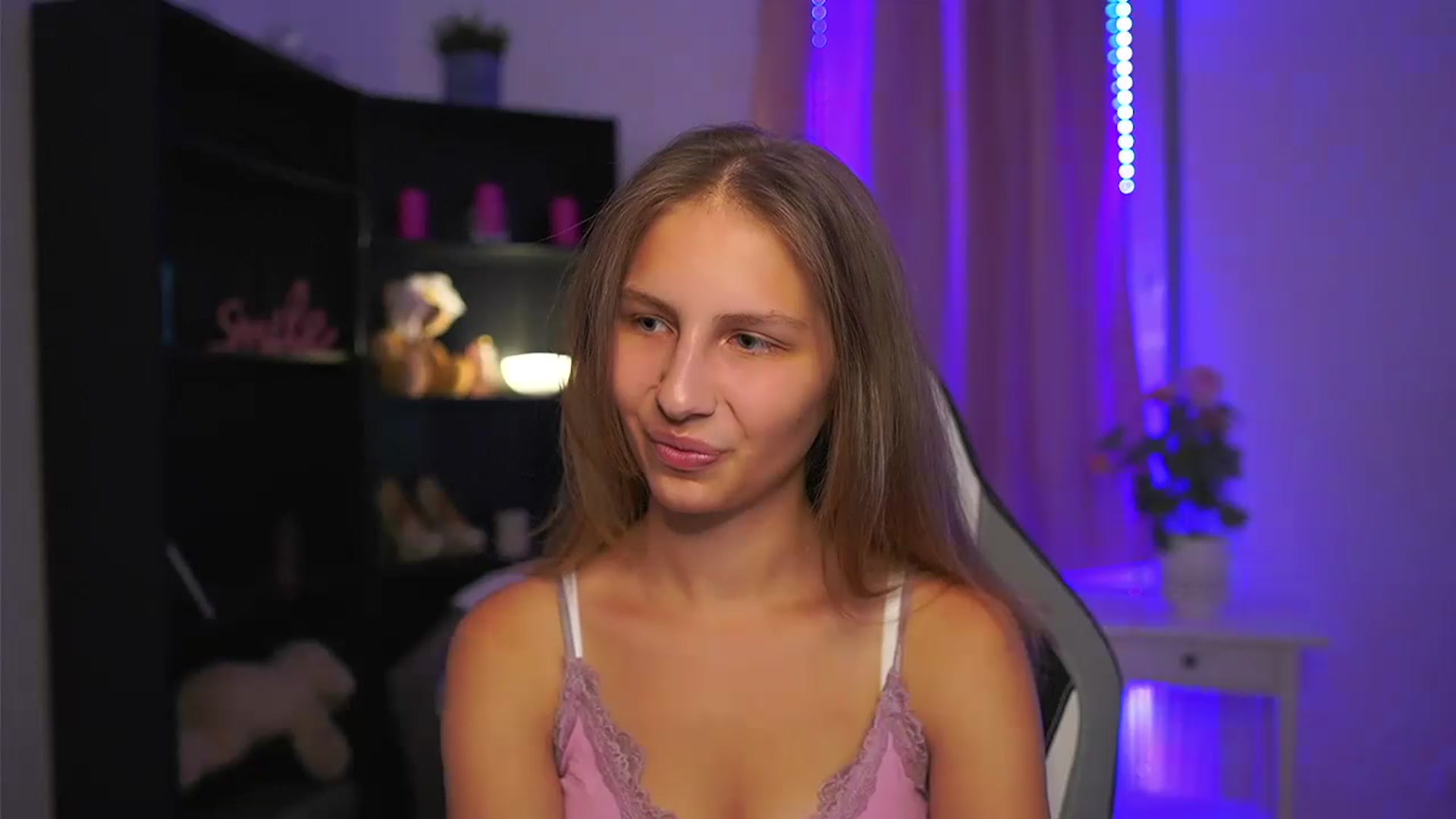 Gallery image thumbnail from Emmie_murray's myfreecams stream on, 09/06/2026, 16:19 image 3 of 20