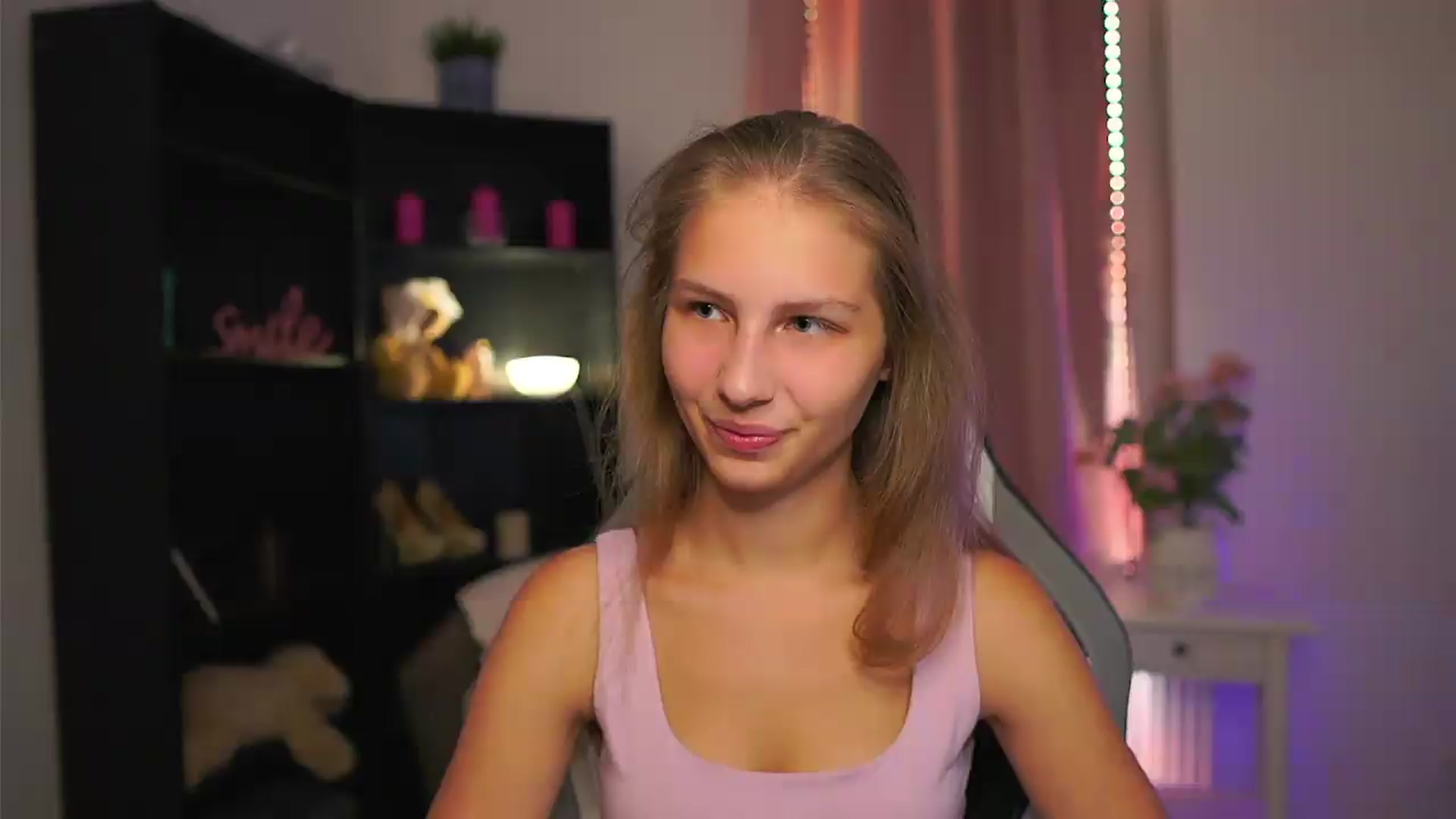 Gallery image thumbnail from Emmie_murray's myfreecams stream on, 09/10/2026, 19:32 image 1 of 20