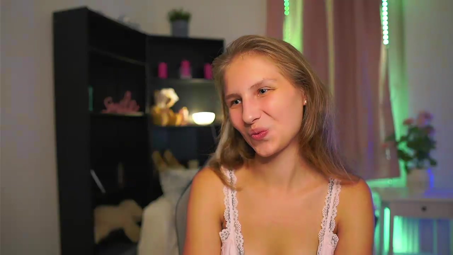 Gallery image thumbnail from Emmie_murray's myfreecams stream on, 09/11/2026, 19:34 image 5 of 20