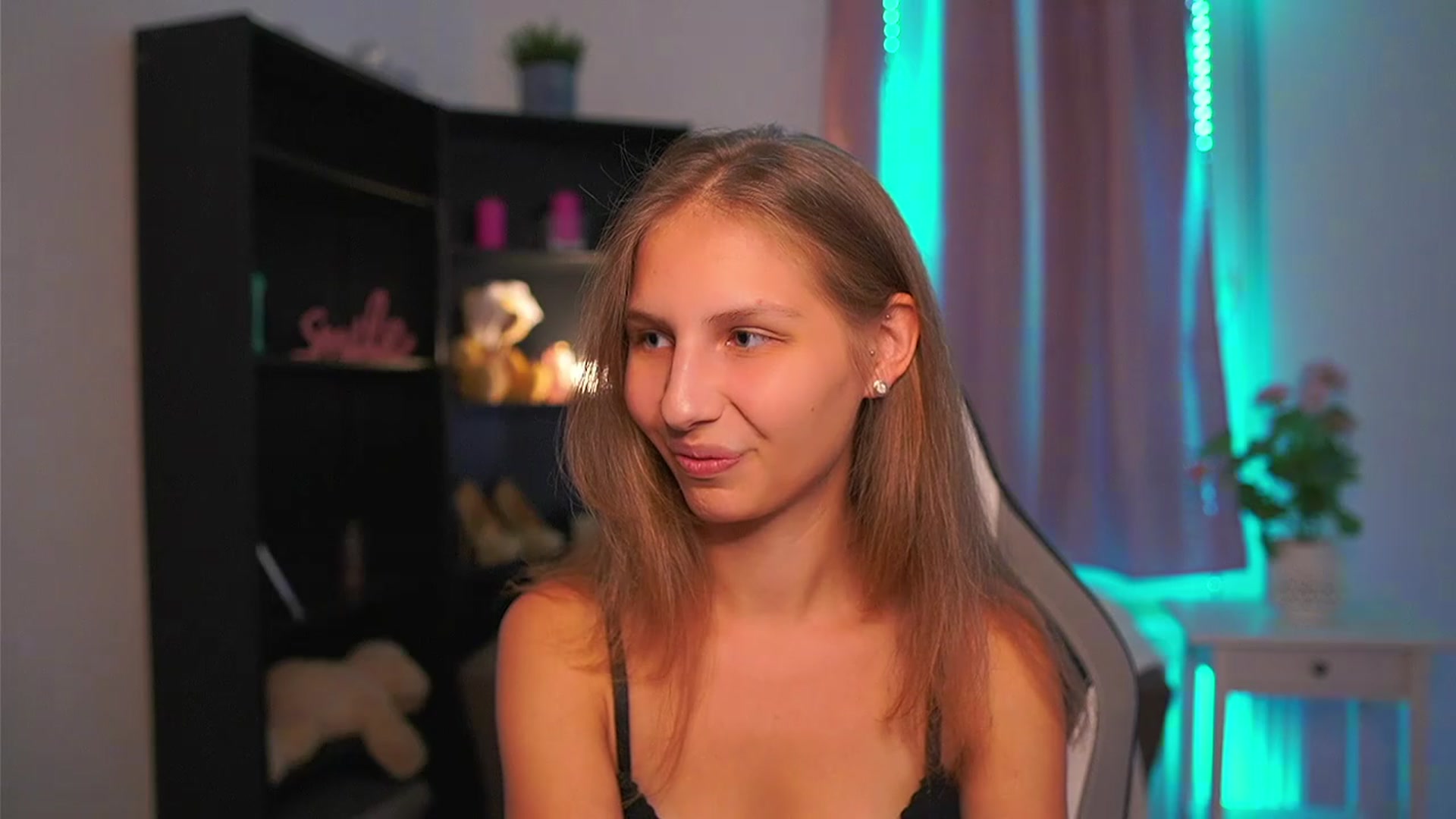 Gallery image thumbnail from Emmie_murray's myfreecams stream on, 09/12/2026, 16:42 image 17 of 20