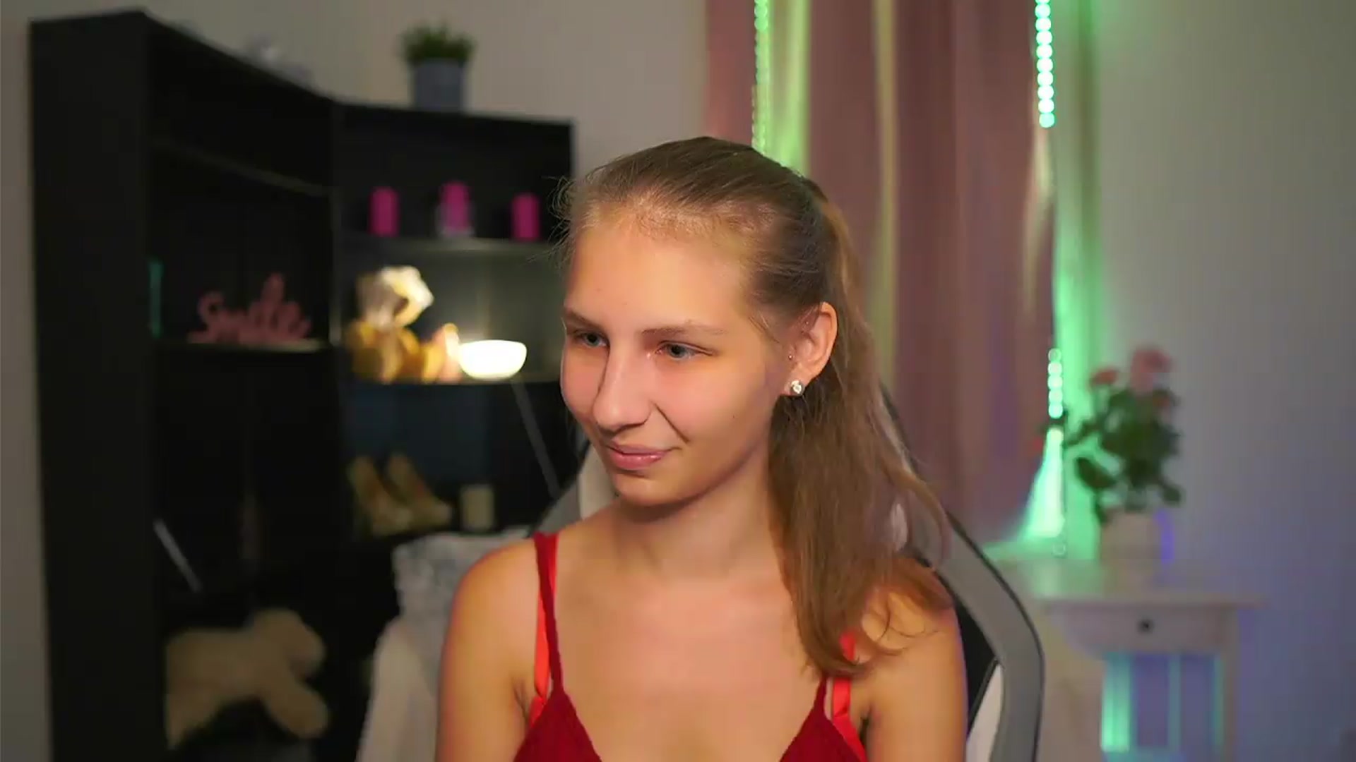 Gallery image thumbnail from Emmie_murray's myfreecams stream on, 09/17/2026, 19:48 image 18 of 20