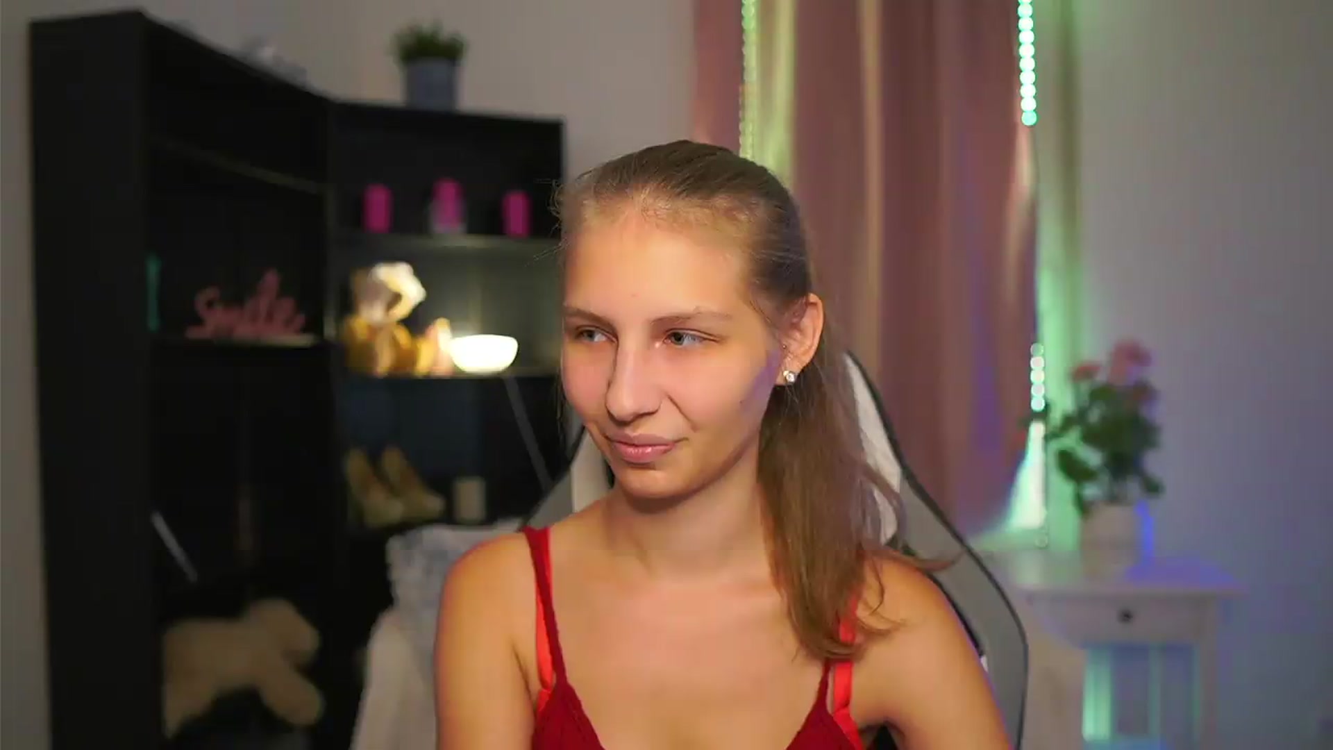 Gallery image thumbnail from Emmie_murray's myfreecams stream on, 09/17/2026, 19:48 image 19 of 20