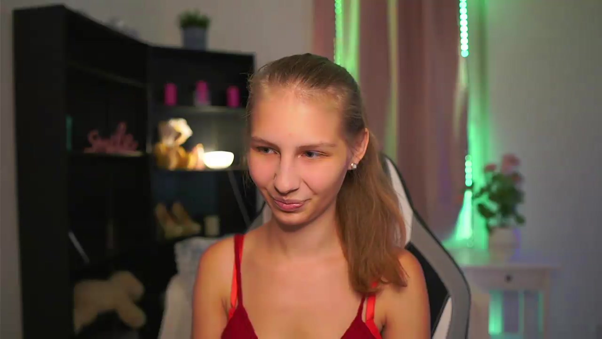 Gallery image thumbnail from Emmie_murray's myfreecams stream on, 09/17/2026, 19:48 image 17 of 20