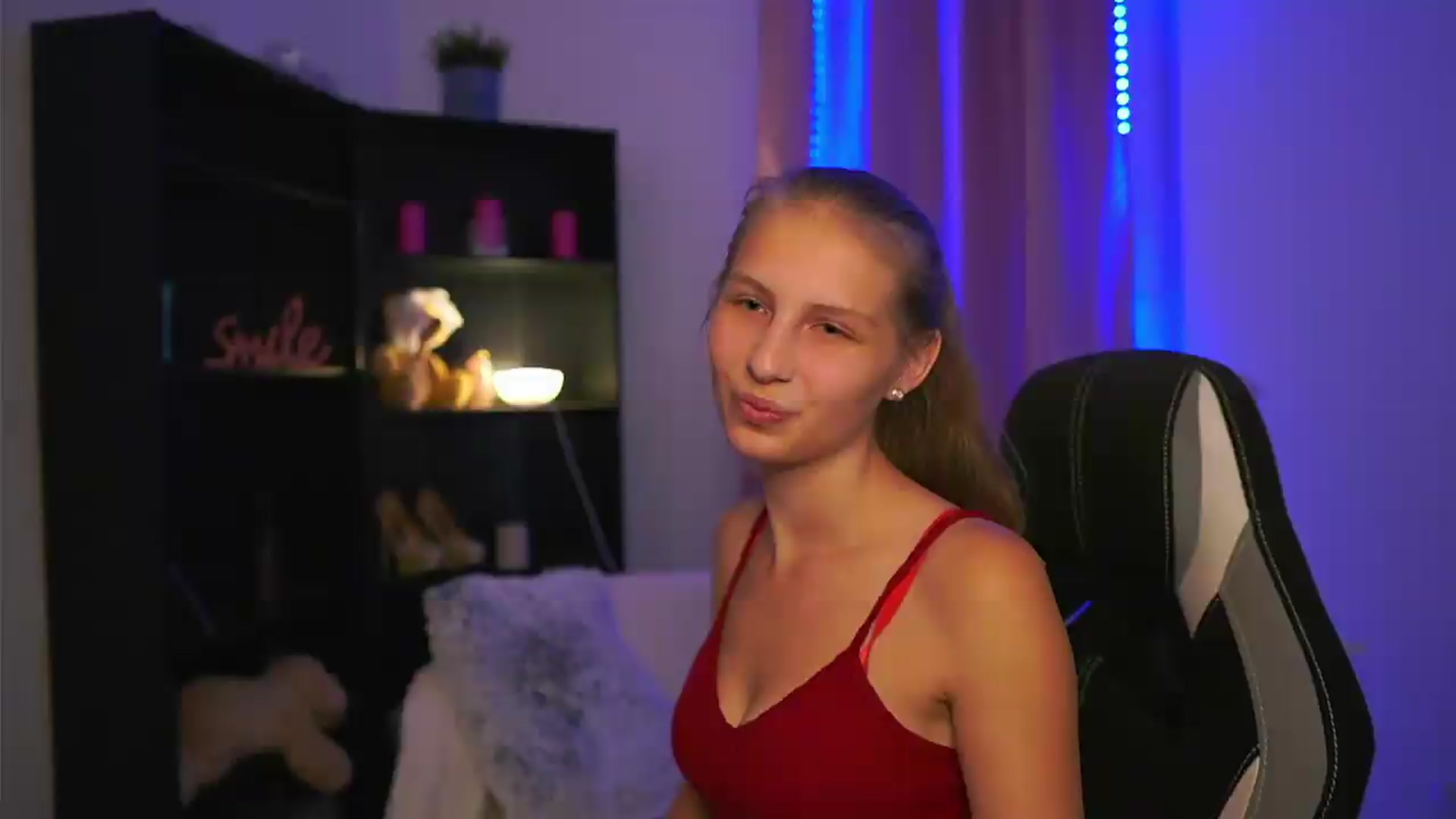 Gallery image thumbnail from Emmie_murray's myfreecams stream on, 09/17/2026, 19:48 image 1 of 20