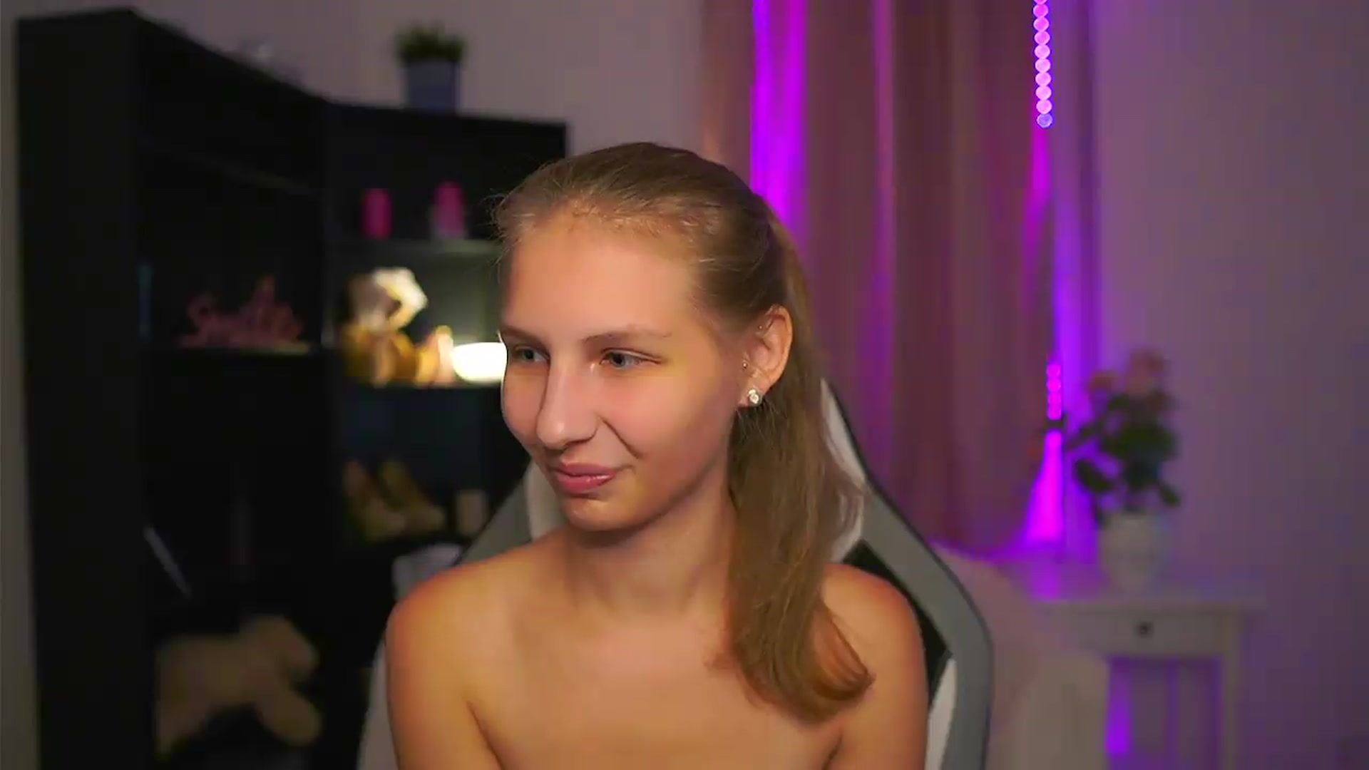 Gallery image thumbnail from Emmie_murray's myfreecams stream on, 09/17/2026, 22:47 image 9 of 20