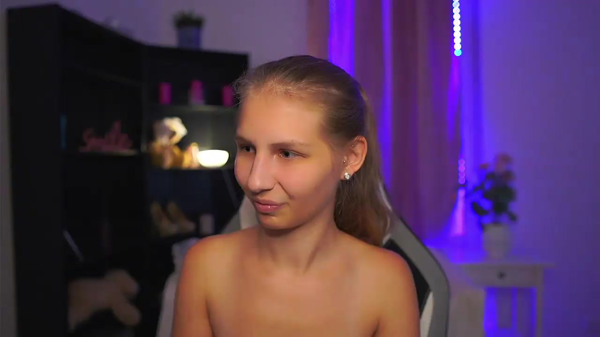 Gallery image thumbnail from Emmie_murray's myfreecams stream on, 09/17/2026, 22:47 image 14 of 20