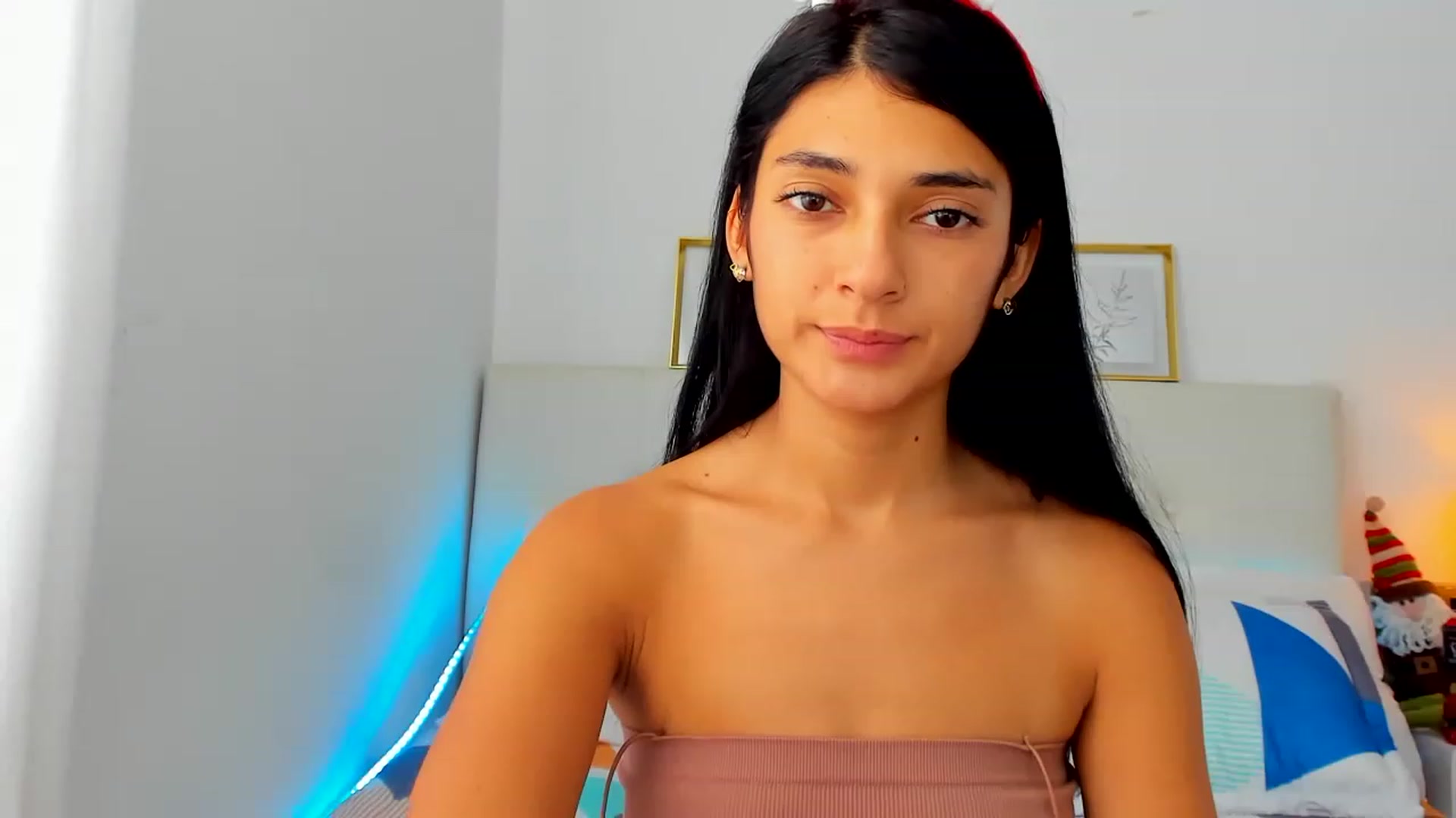 Gallery image thumbnail from Emmily_'s myfreecams stream on, 11/28/2022, 19:15 image 14 of 20