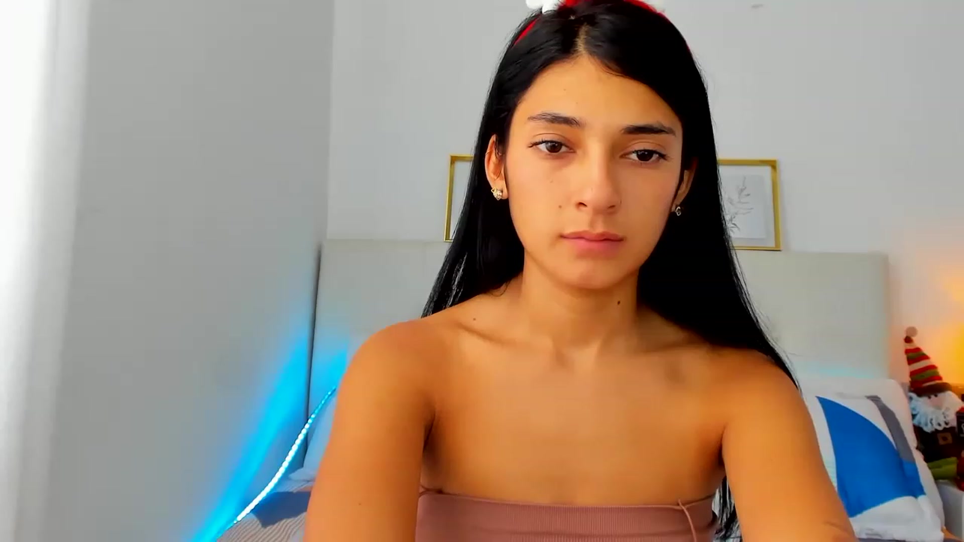 Gallery image thumbnail from Emmily_'s myfreecams stream on, 11/28/2022, 19:15 image 16 of 20