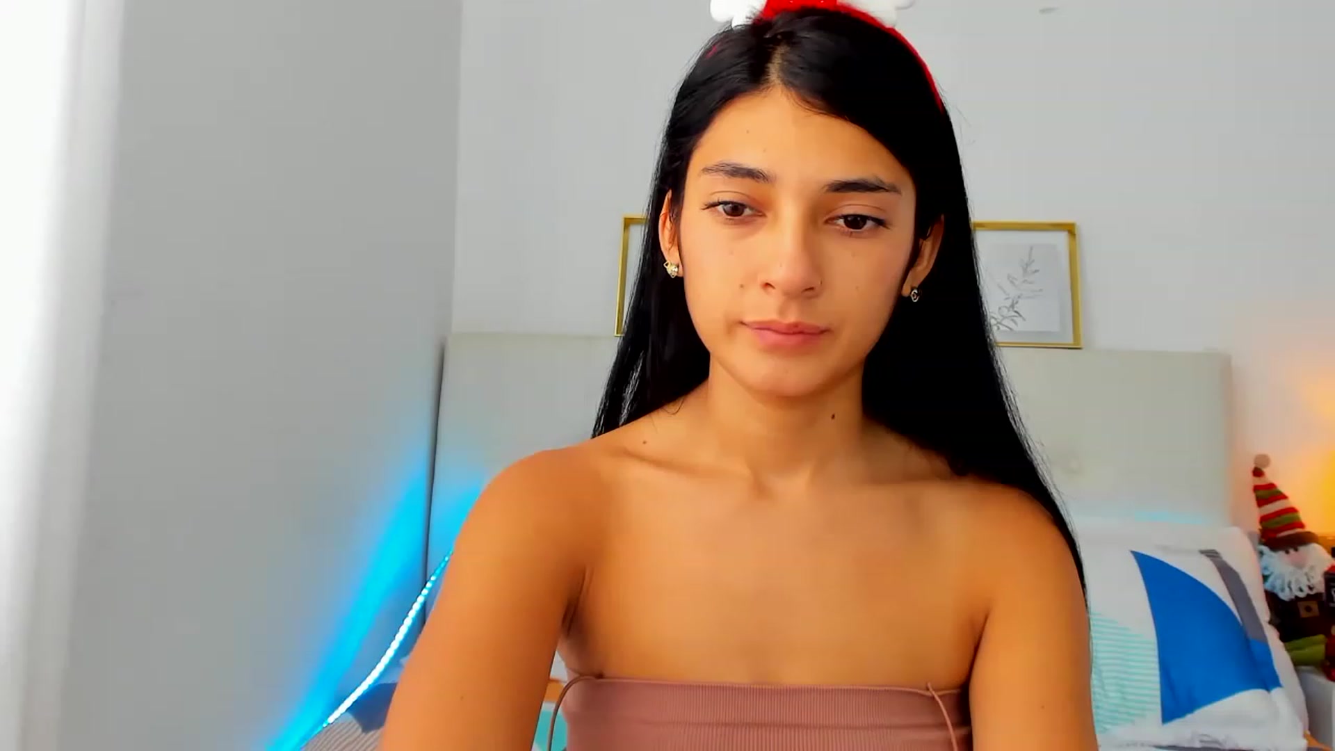 Gallery image thumbnail from Emmily_'s myfreecams stream on, 11/28/2022, 19:15 image 15 of 20