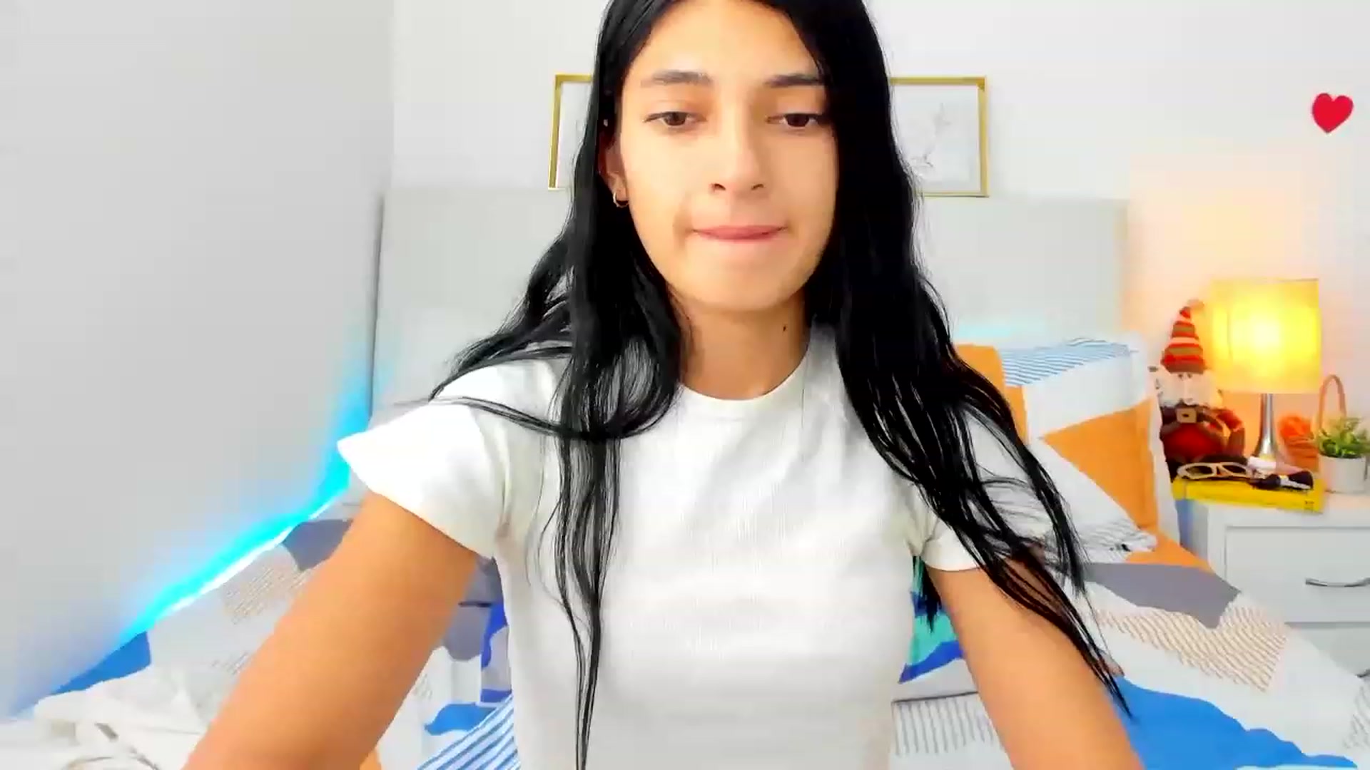 Gallery image thumbnail from Emmily_'s myfreecams stream on, 12/19/2022, 19:49 image 12 of 20