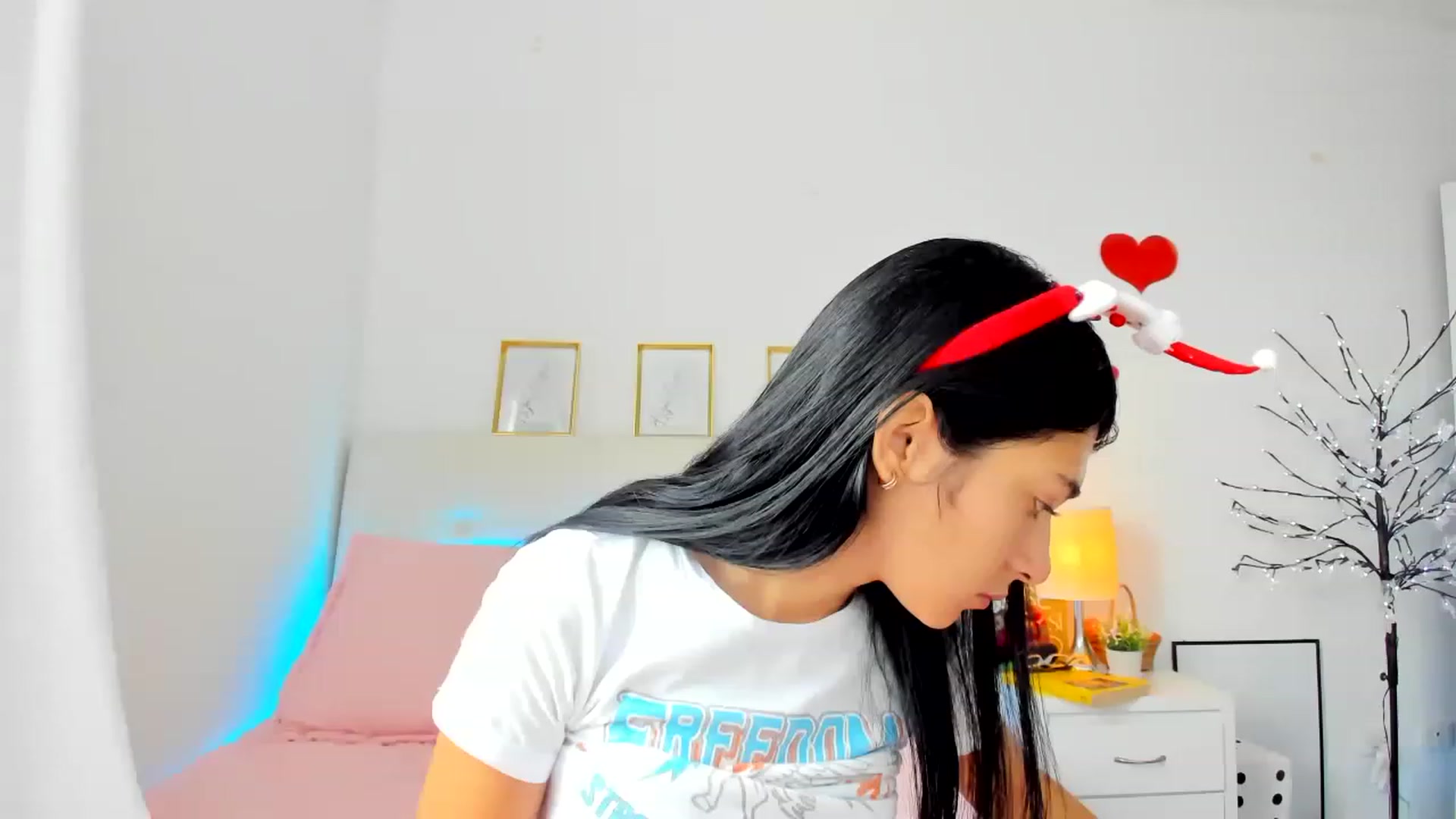 Gallery image thumbnail from Emmily_'s myfreecams stream on, 12/24/2022, 16:22 image 8 of 20