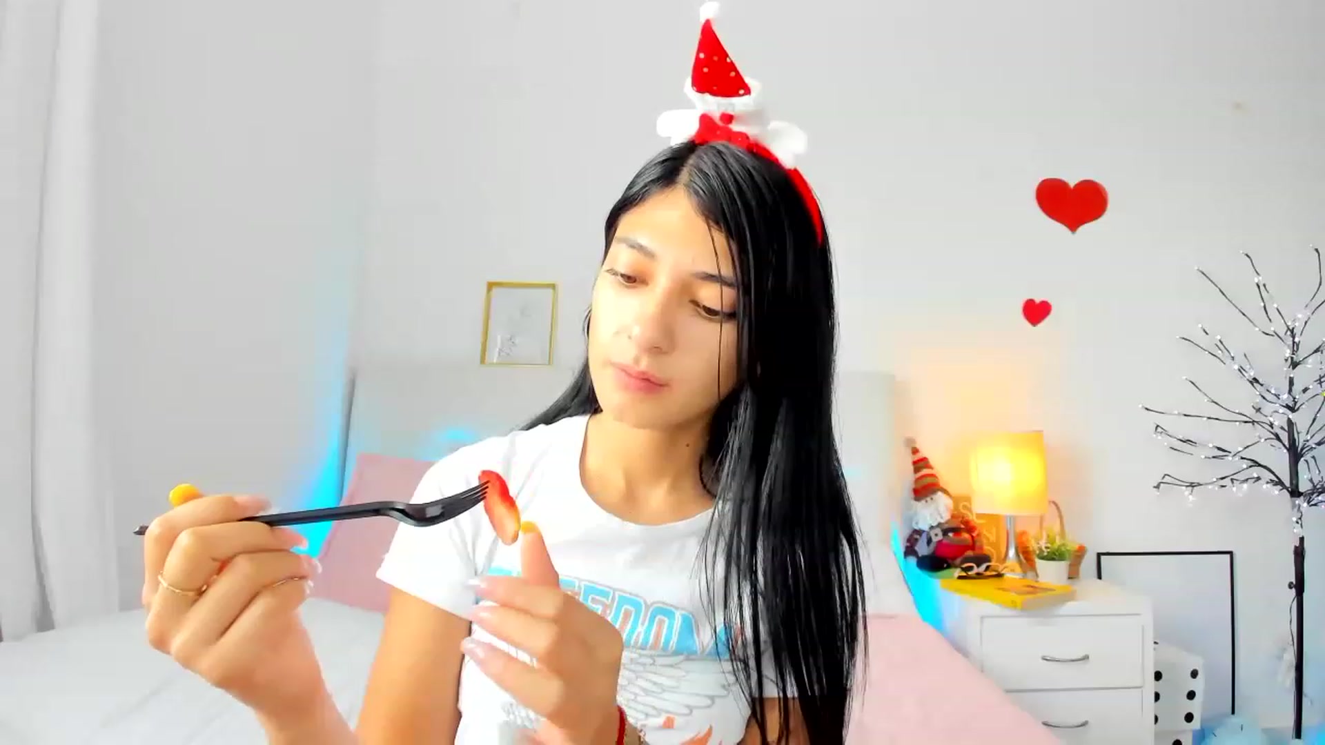 Gallery image thumbnail from Emmily_'s myfreecams stream on, 12/24/2022, 16:22 image 16 of 20