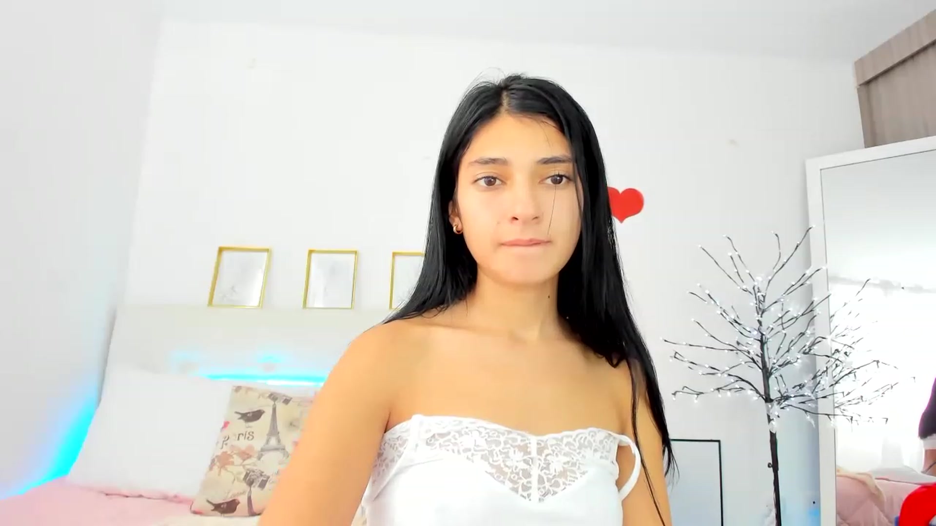 Gallery image thumbnail from Emmily_'s myfreecams stream on, 12/28/2022, 21:32 image 15 of 20